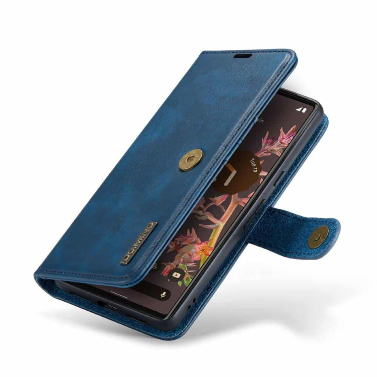 Blaue Leder-Handyhülle geöffnet, zeigt ein Telefon. Goldener Verschluss.