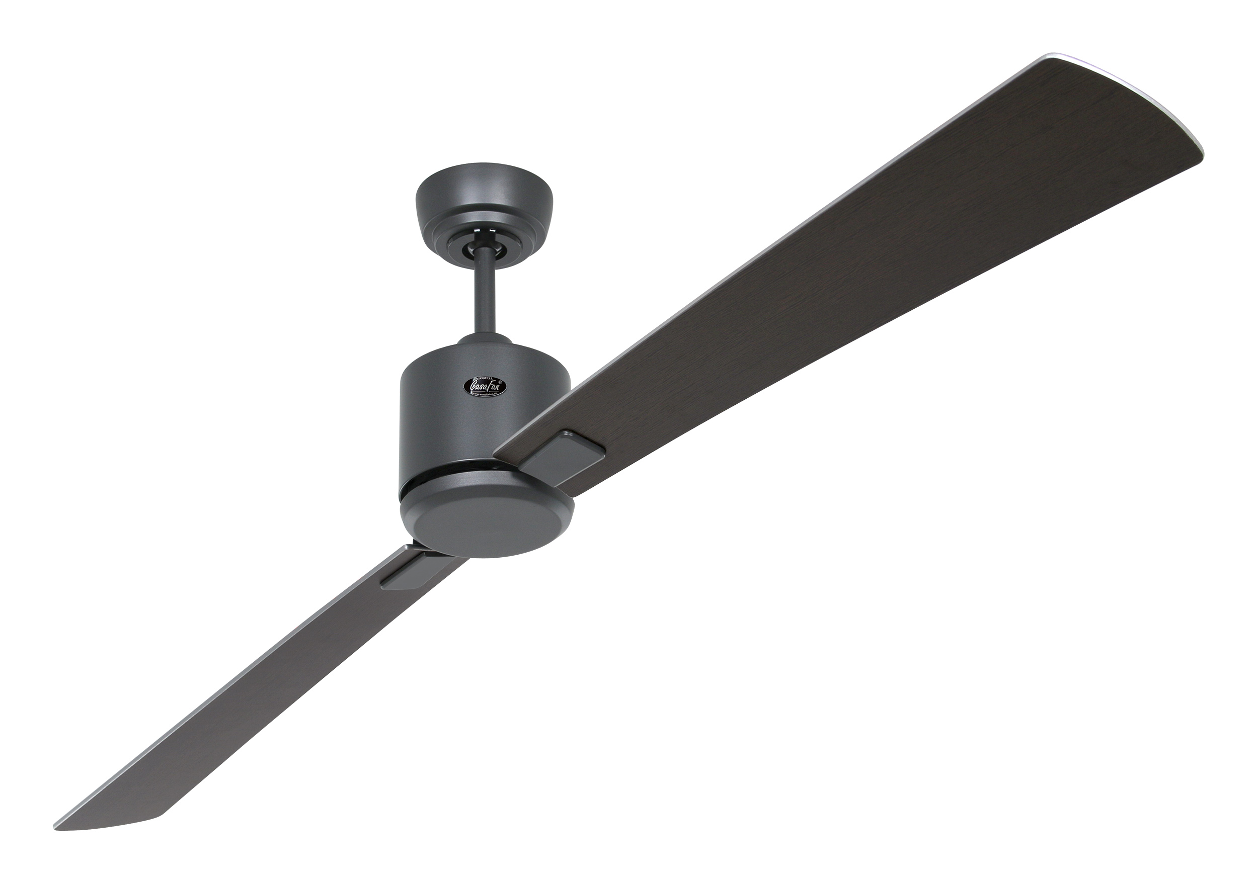 Deckenventilator mit zwei dunkelgrauen Flügeln. Der Ventilator ist vor weißem Hintergrund isoliert.