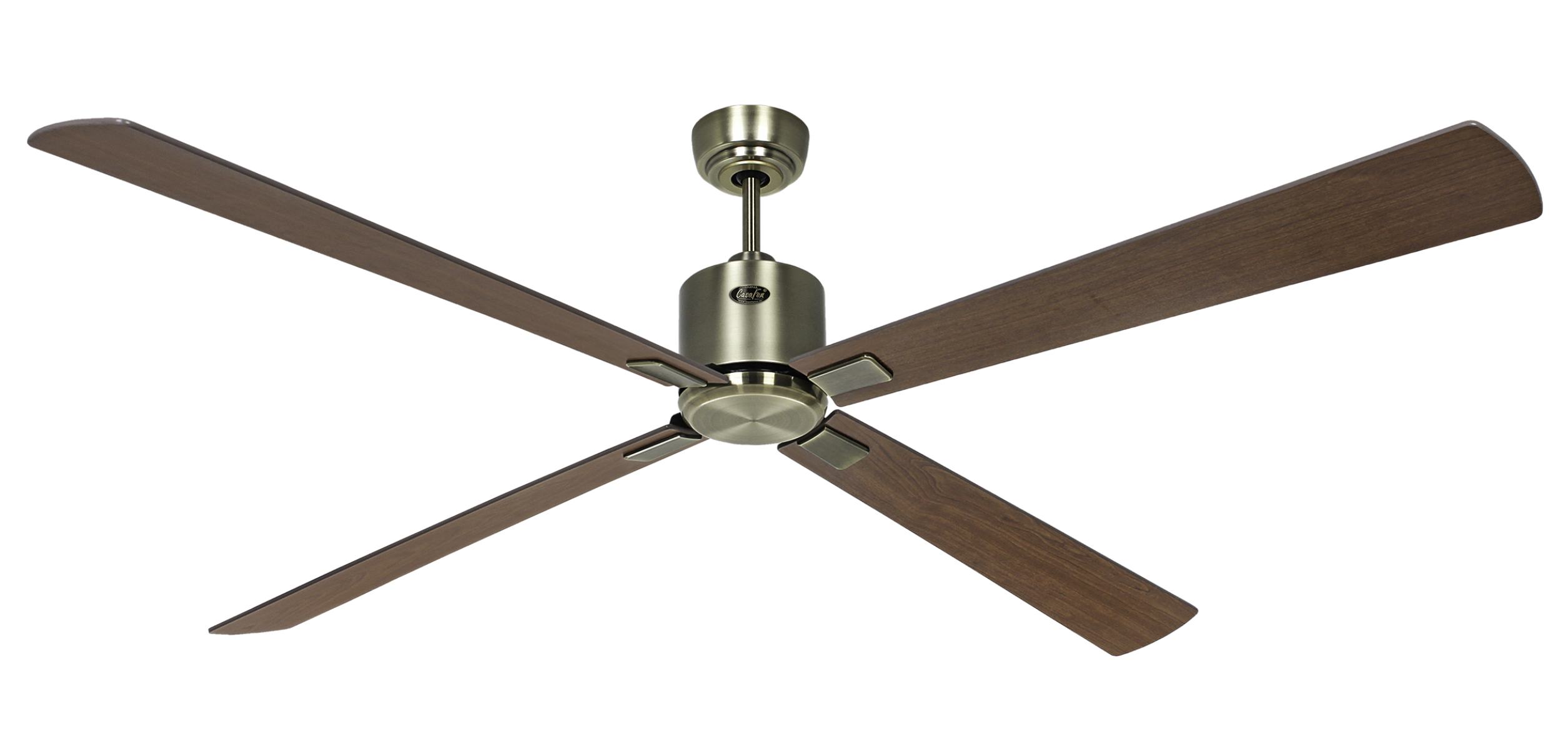 Deckenventilator mit vier Holzblättern und einem bronzefarbenen Motor, isoliert auf Weiß.