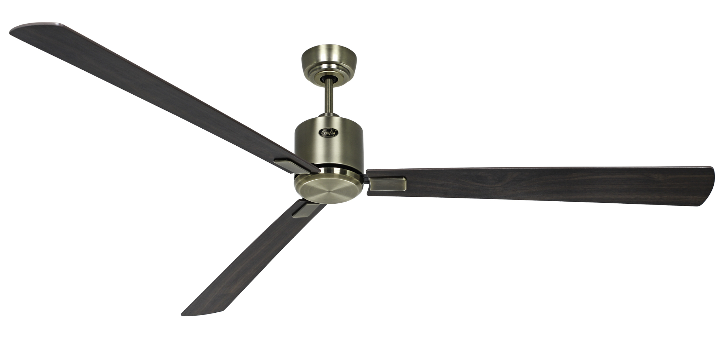 Deckenventilator mit drei dunkelbraunen Flügeln. Messingfarbenes Motorgehäuse, weißer Hintergrund.