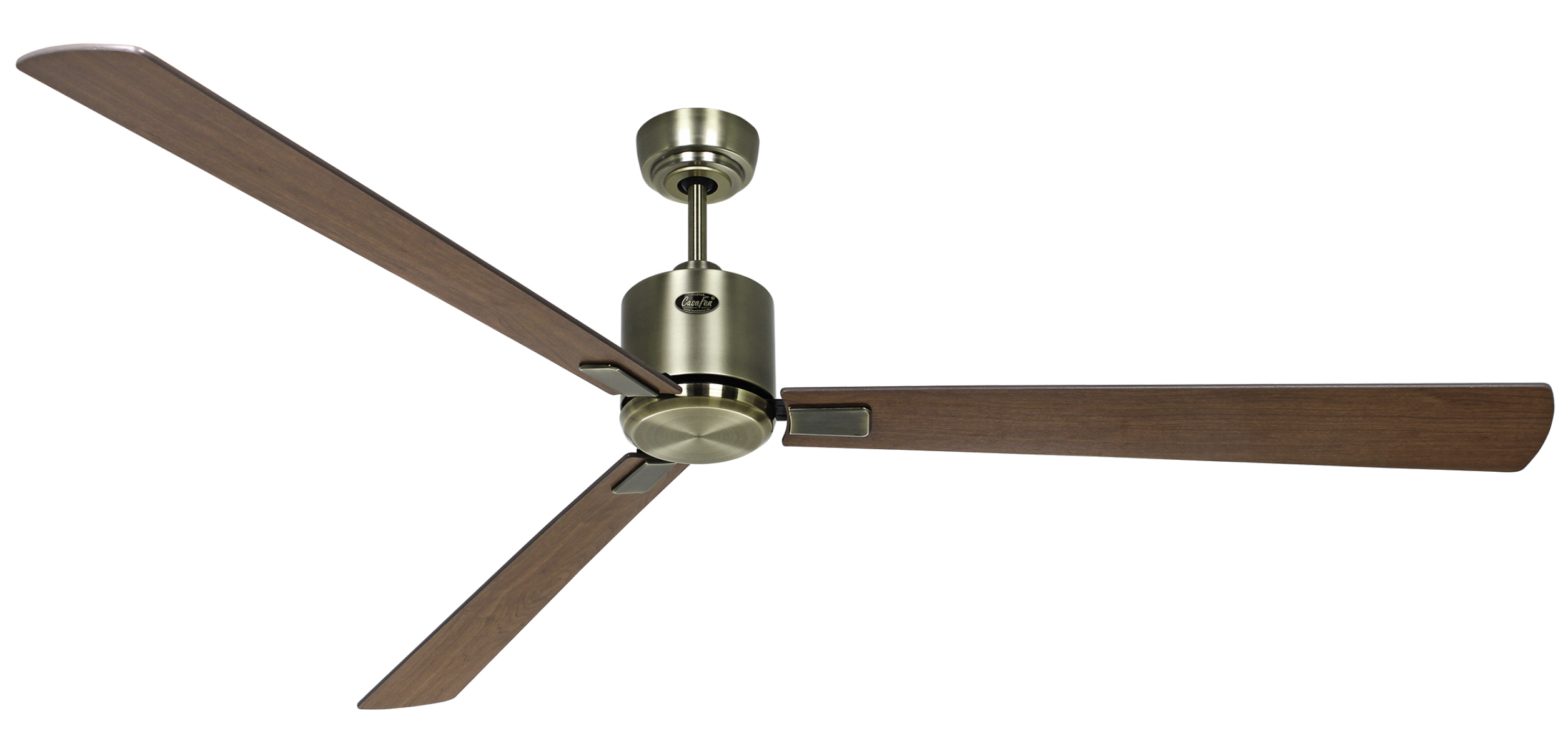 Deckenventilator mit drei Holzflügeln und einem Messingmotorgehäuse. Der Hintergrund ist weiß.