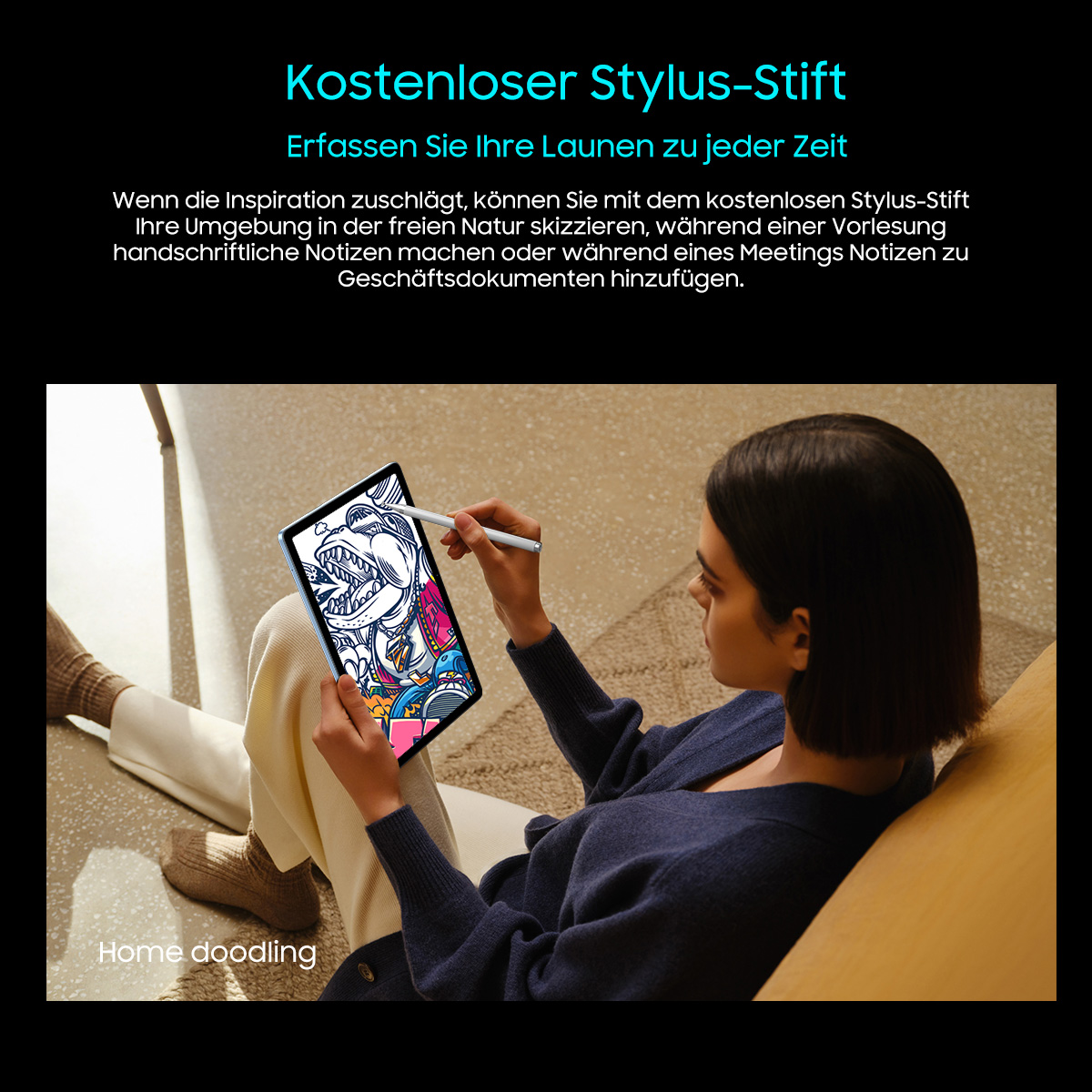 Eine Frau benutzt einen Stift auf einem Tablet. Das Tablet zeigt farbenfrohe Kritzeleien. Sie trägt einen blauen Pullover und sitzt auf einer beige Oberfläche.