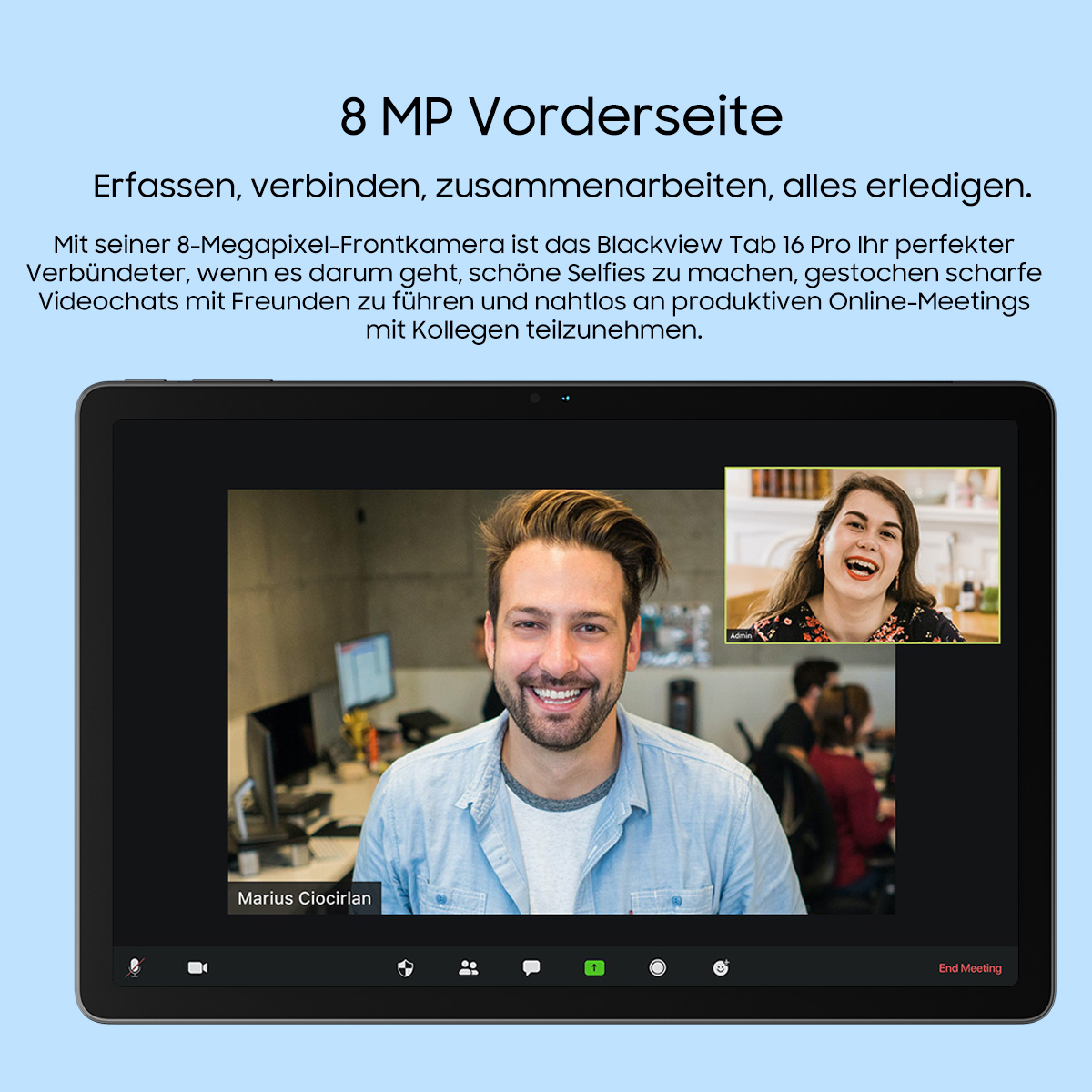 Tablettbildschirm mit Videoanruf. Ein Mann lächelt, und eine andere Frau lächelt in einem kleineren Fenster. Hintergrund ist ein Büro.