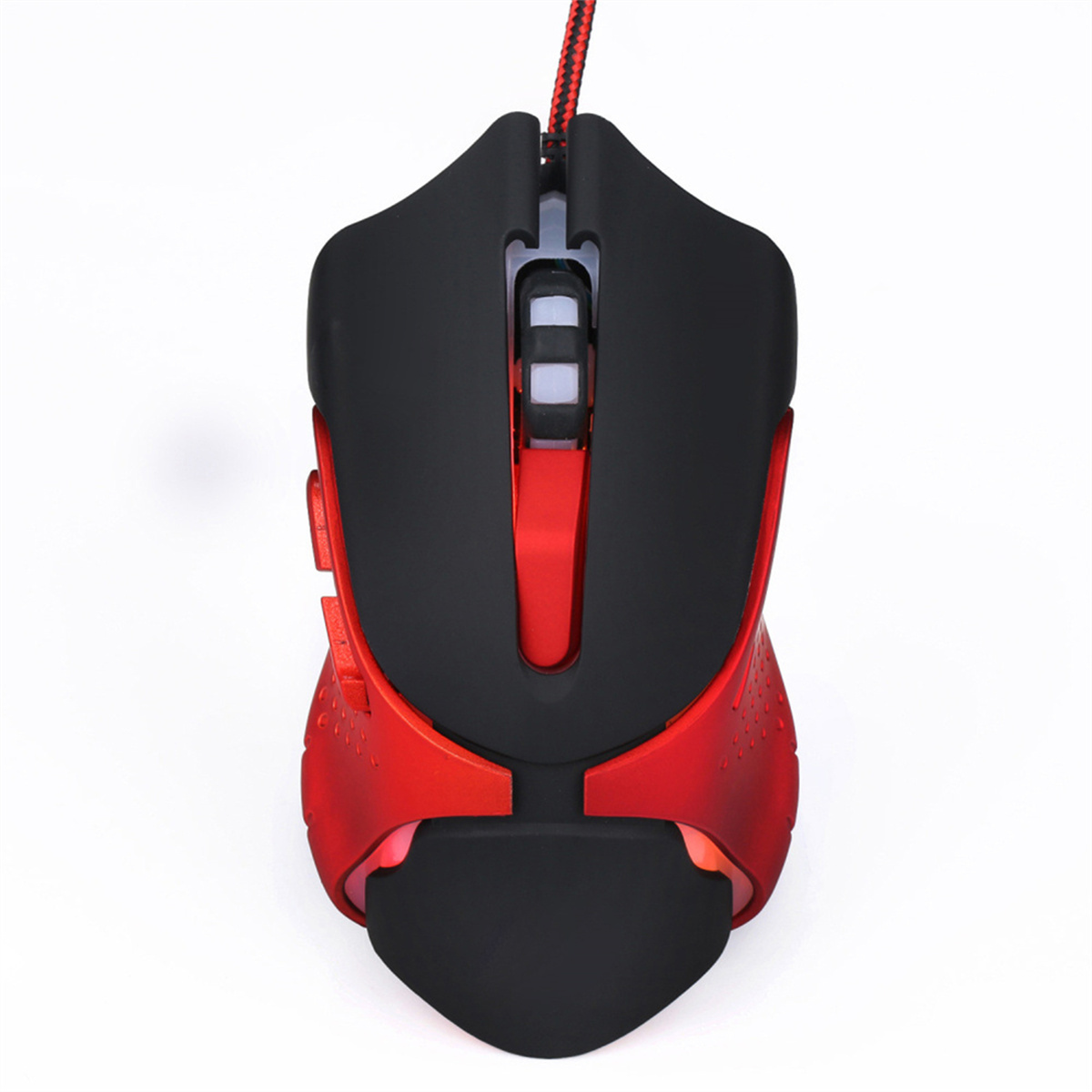 Rote und schwarze Gaming-Maus. Sie hat ein Scrollrad und Tasten. Der Hintergrund ist weiß.