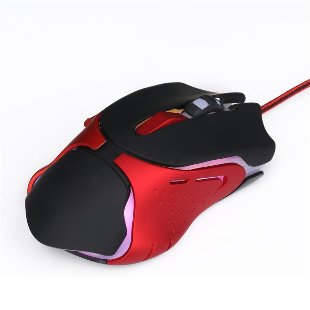 Rote und schwarze Gaming-Maus, mit mehreren Tasten, weißer Hintergrund.