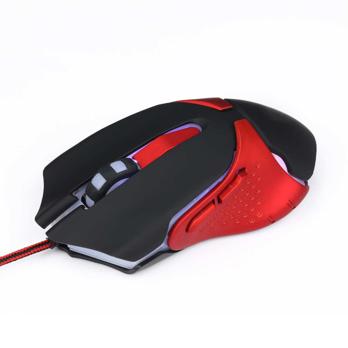 Eine schwarz-rote Gaming-Maus mit einem rot-schwarzen geflochtenen Kabel, vor weißem Hintergrund.