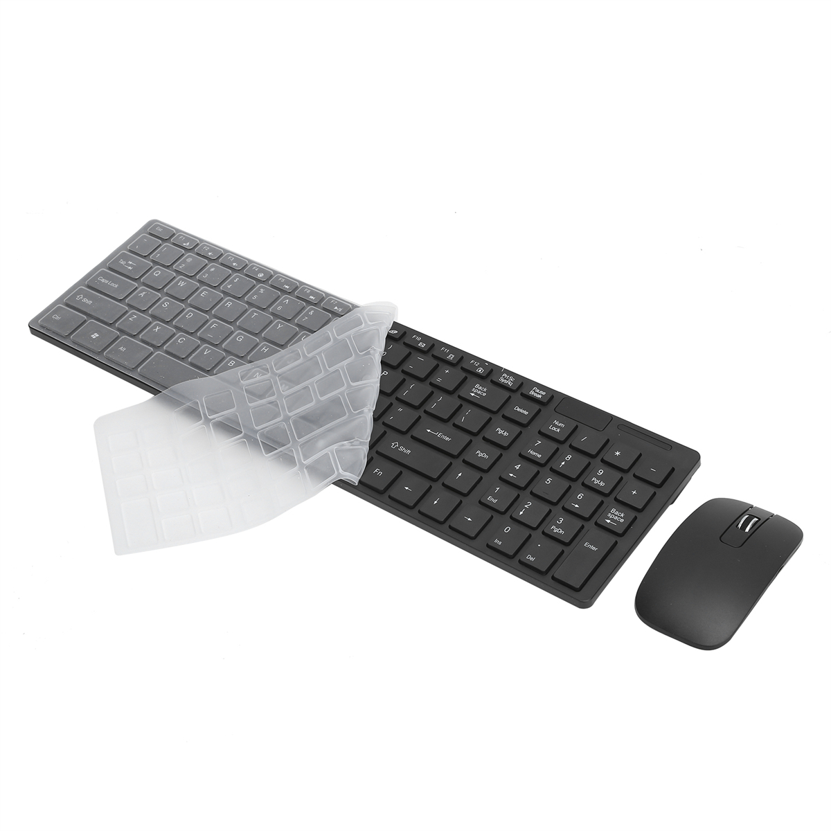 Schwarze Tastatur mit klarer Abdeckung und eine schwarze Maus, beide auf weißer Oberfläche.
