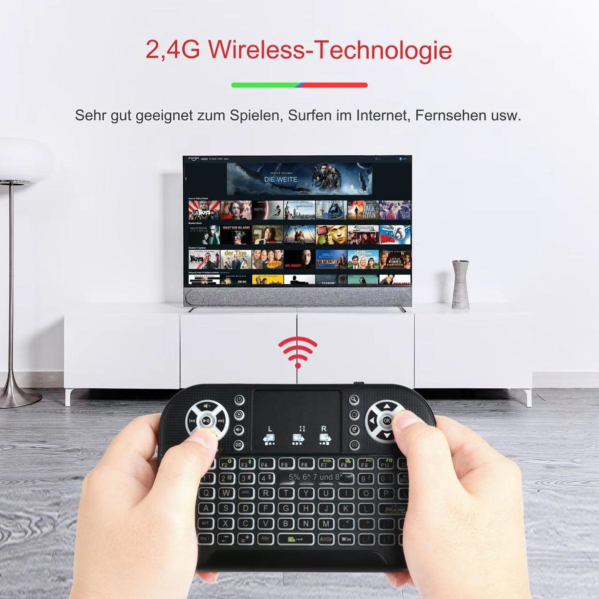 Person hält Fernbedienung vor einem Fernseher mit einer Tastatur.