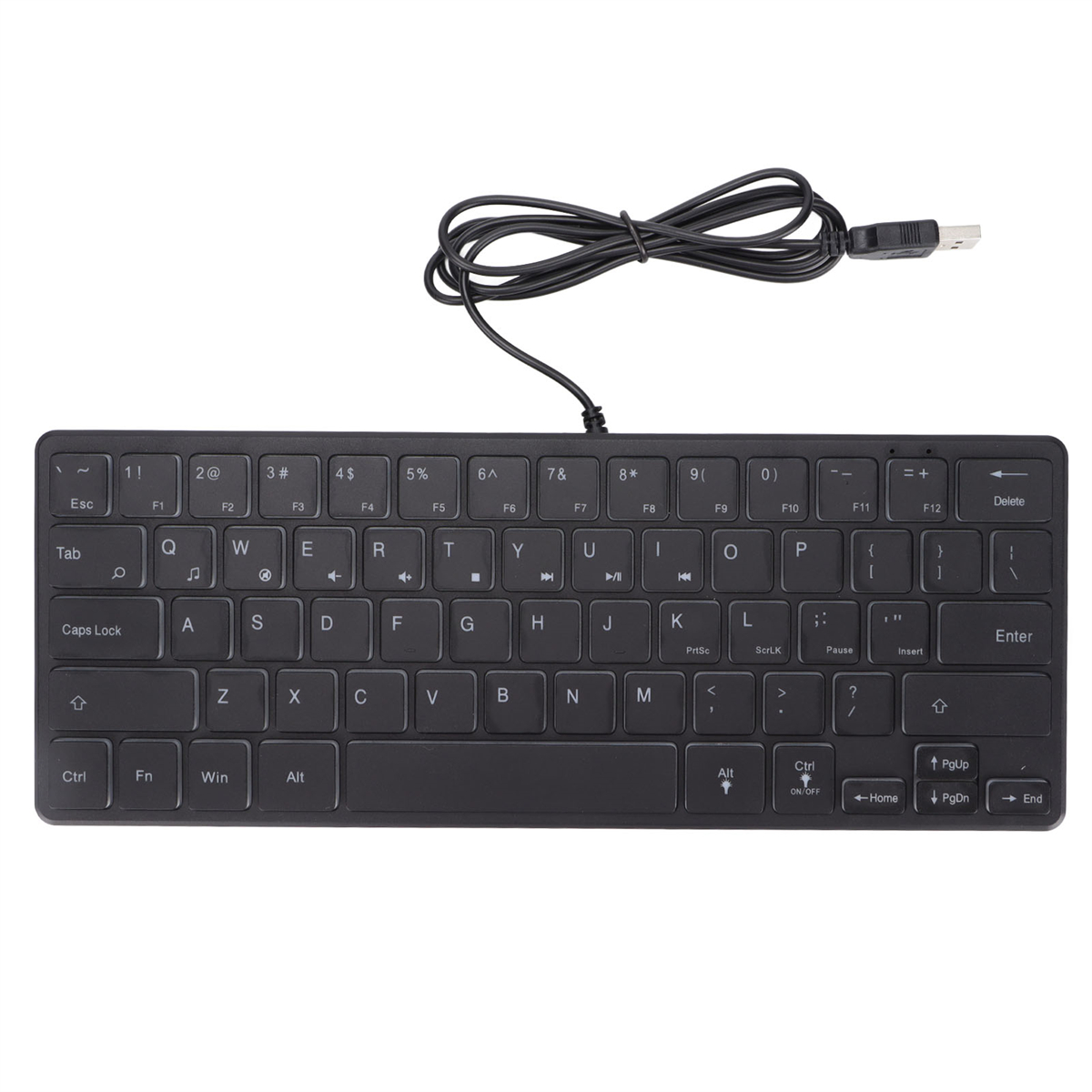 Eine schwarze und kompakte Tastatur mit USB-Kabel, auf weißem Hintergrund.
