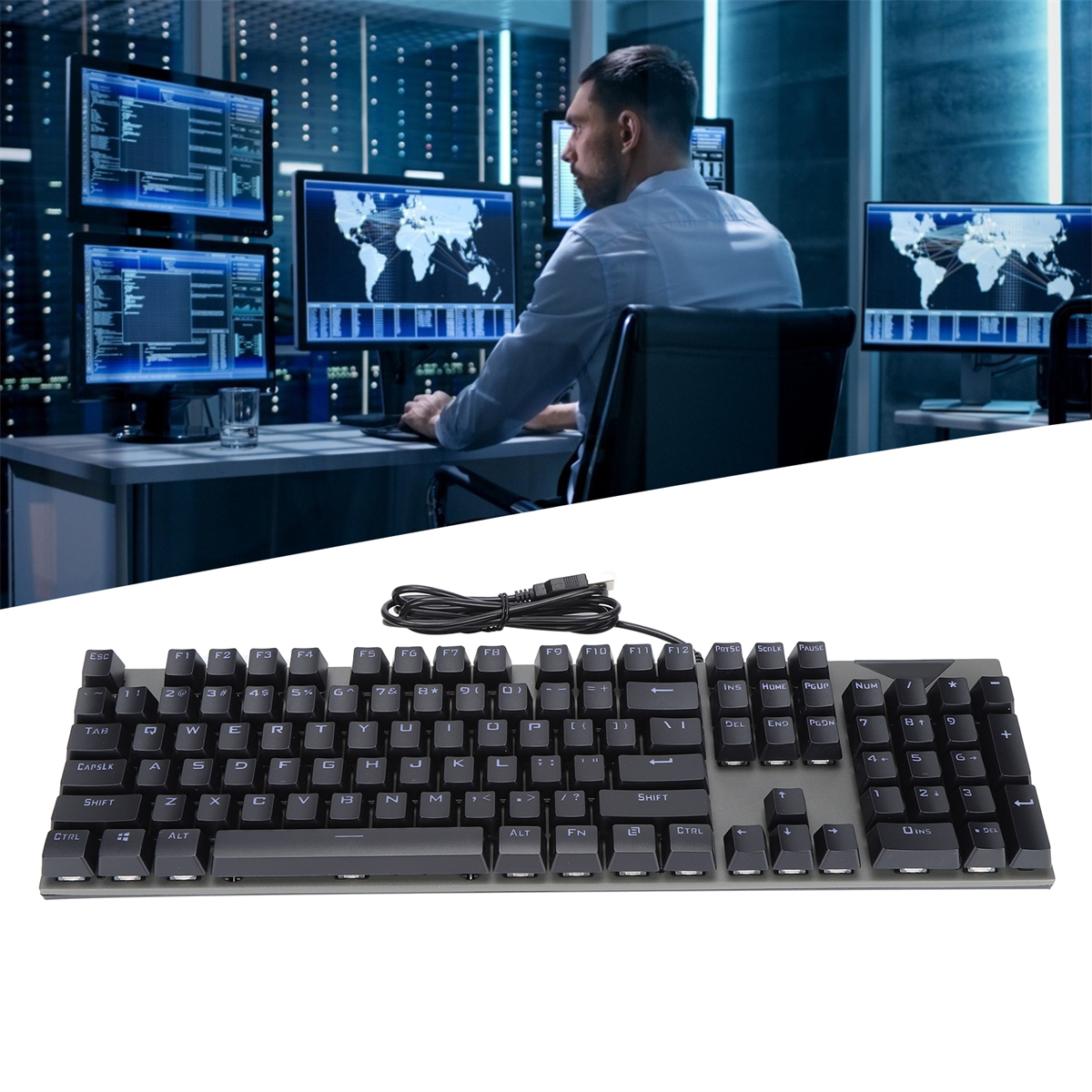 Eine Tastatur vor einem Computerbildschirm, auf dem ein Mann arbeitet, die Tastatur im Vordergrund.