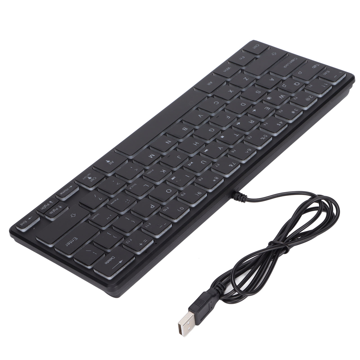 Eine schwarze Tastatur mit weißen Tasten und einem USB-Kabel auf weißem Hintergrund.