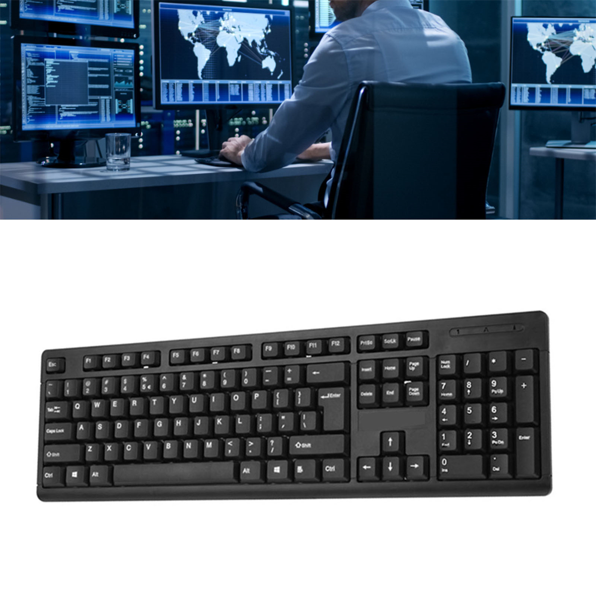 Ein Mann an einem Schreibtisch mit mehreren Monitoren. Darunter eine Tastatur. Der Raum hat ein dunkles Thema.