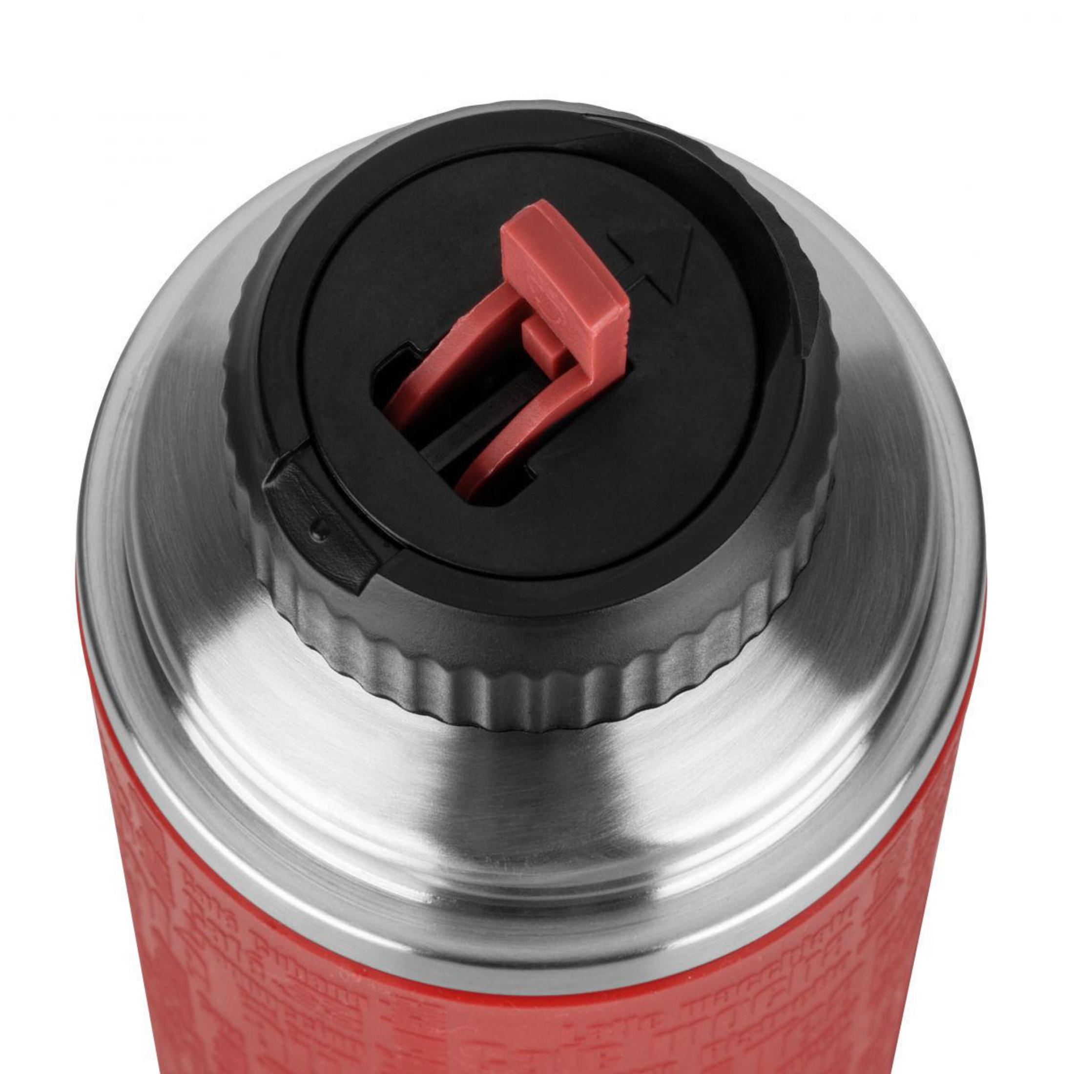 Eine rote und silberne Thermoskanne mit schwarzem Deckel. Der Deckel hat einen roten Hebel zum Öffnen und Schließen.