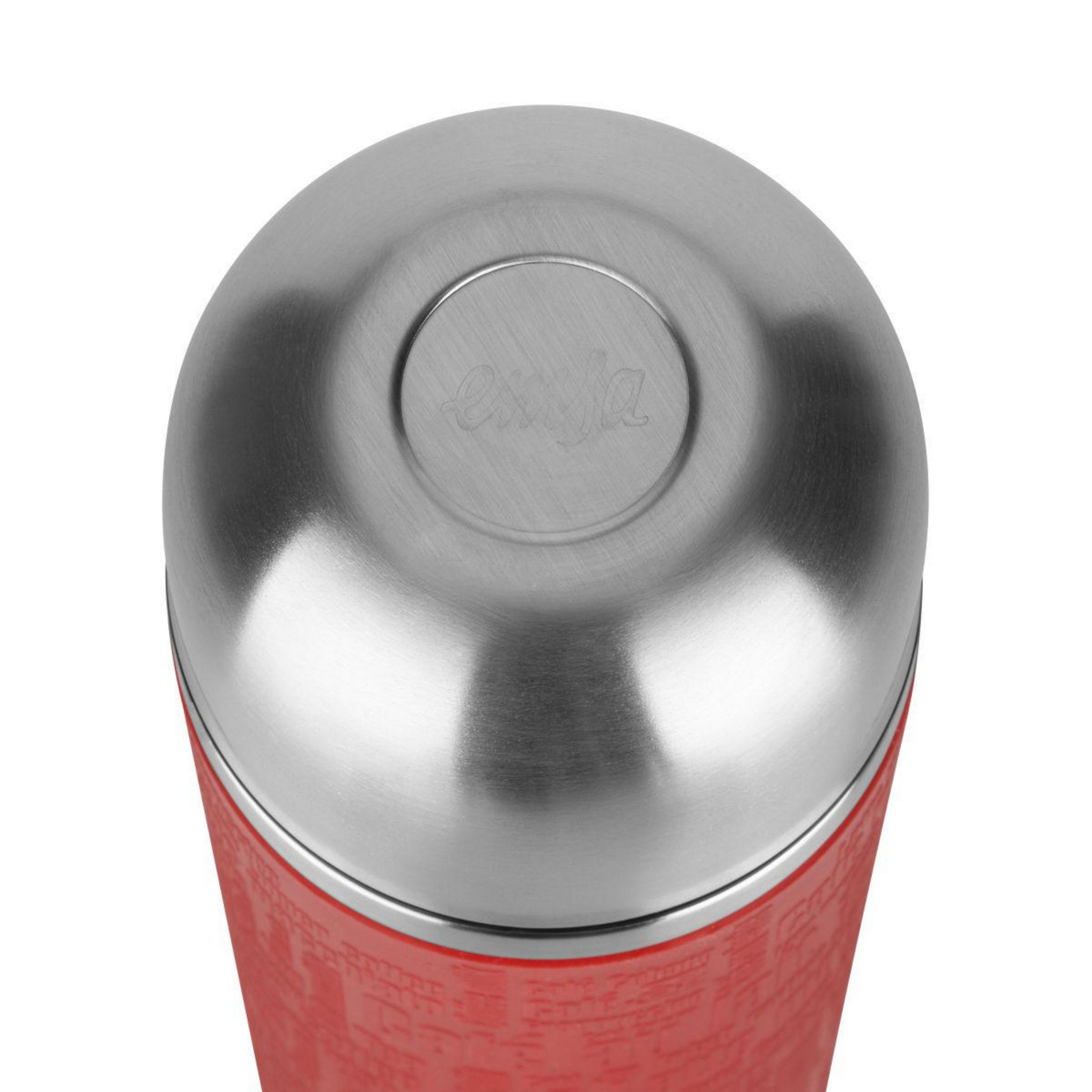 Eine silberne Thermoskanne mit rotem, gemustertem Boden. Der Deckel ist silbern mit Markenlogo.