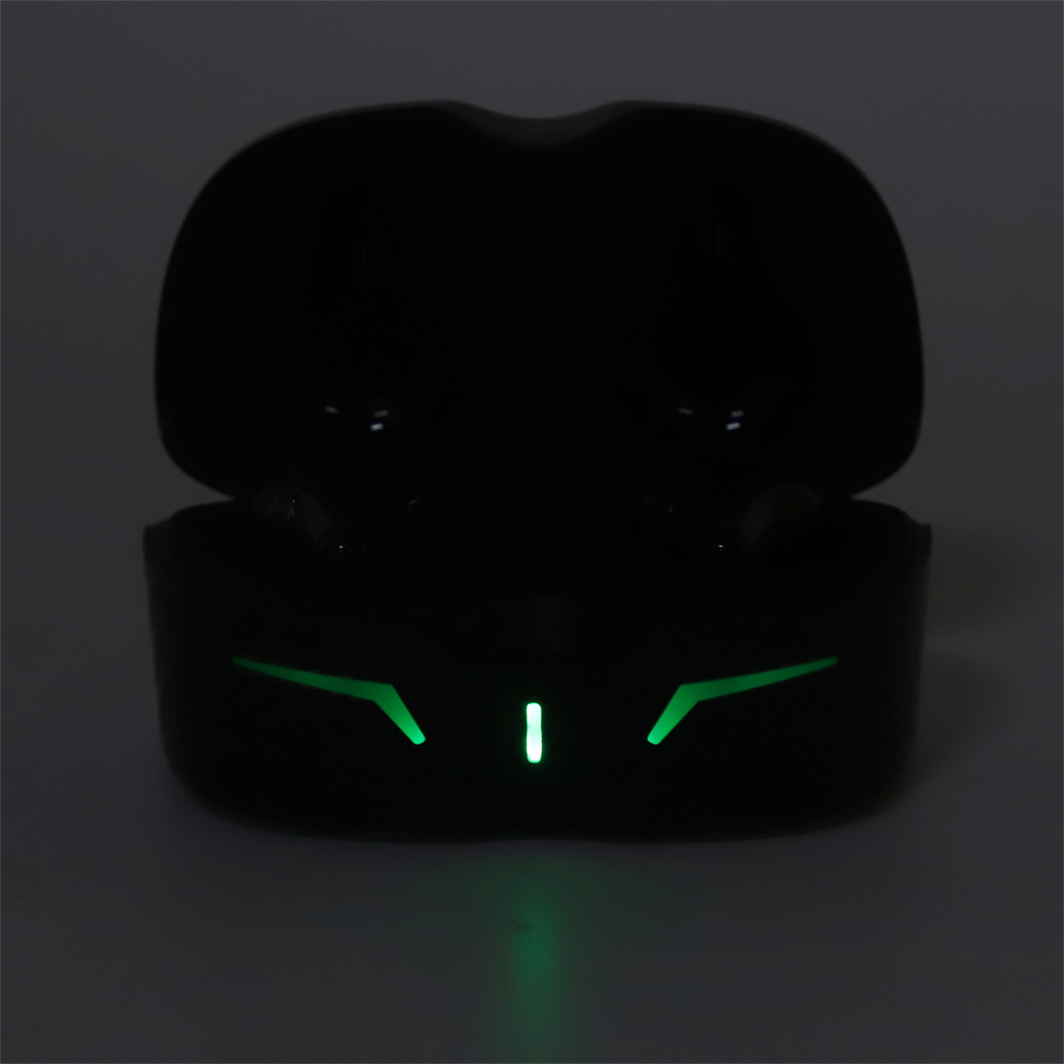Ein schwarzes Ladecase für Ohrhörer. Grüne Lichter sind auf der Vorderseite sichtbar.