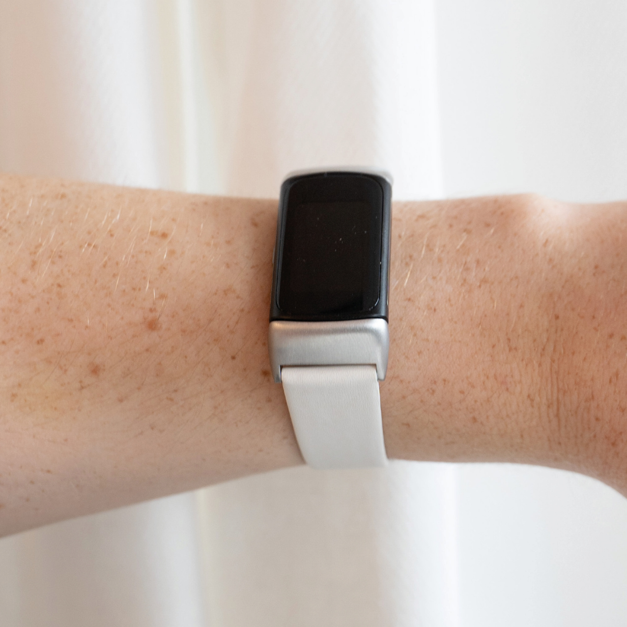 Nahaufnahme eines Handgelenks mit einer Smartwatch.