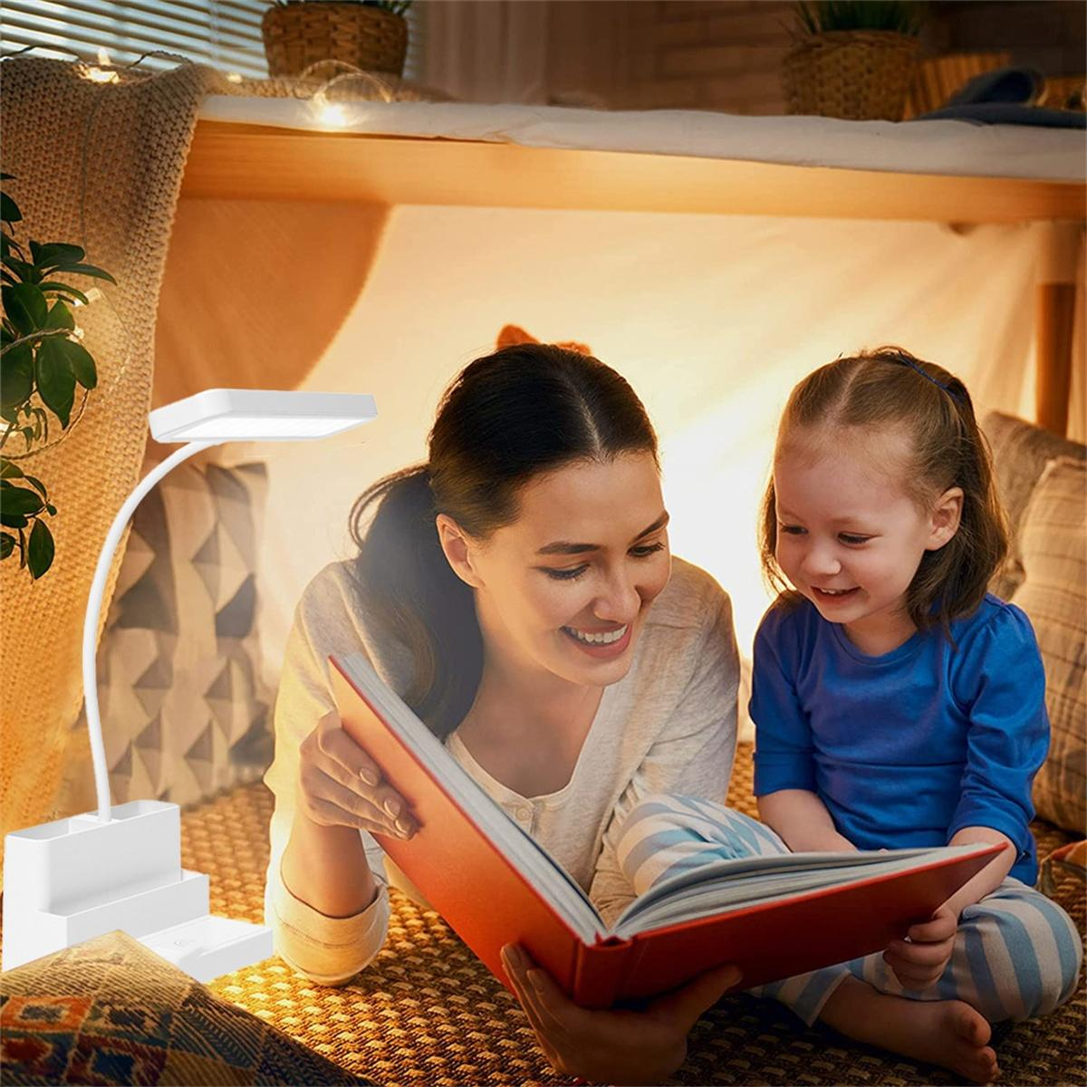 Eine Frau und ein Kind lesen ein Buch unter einer Lampe. Das Licht ist an.