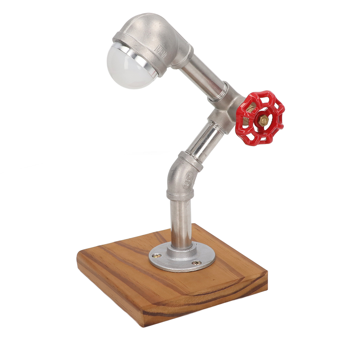 Lampe im Industriestil. Chromrohre, rotes Ventil, Holzsockel und Glühbirne.