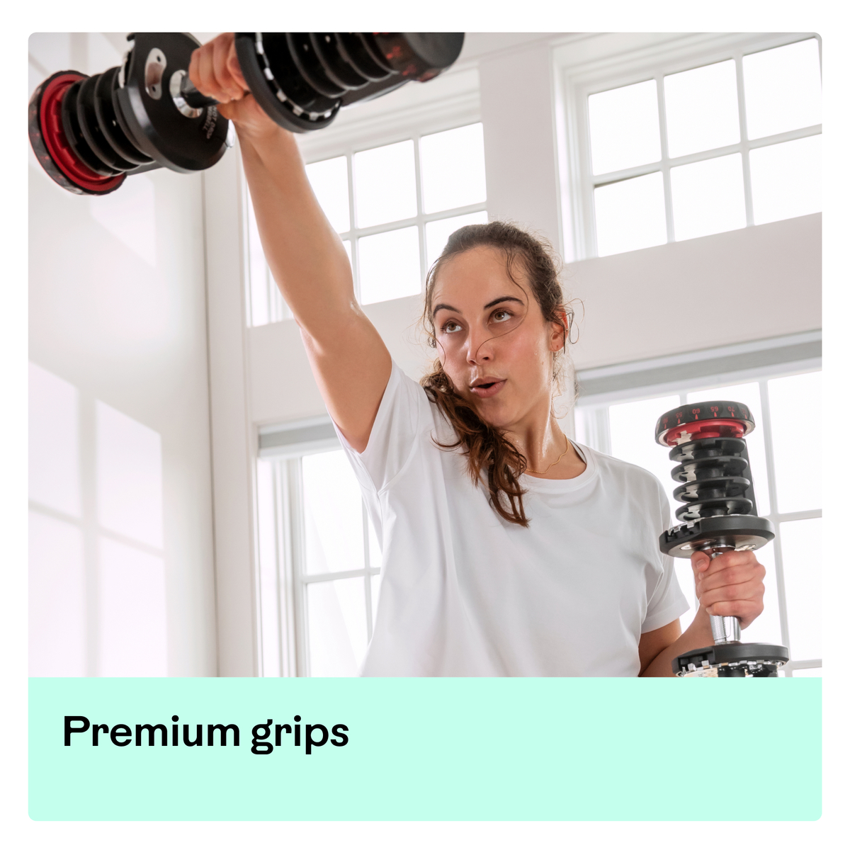 Een vrouw die gewichten heft. Ze draagt een wit shirt. Tekst onderaan: 'Premium grepen'.