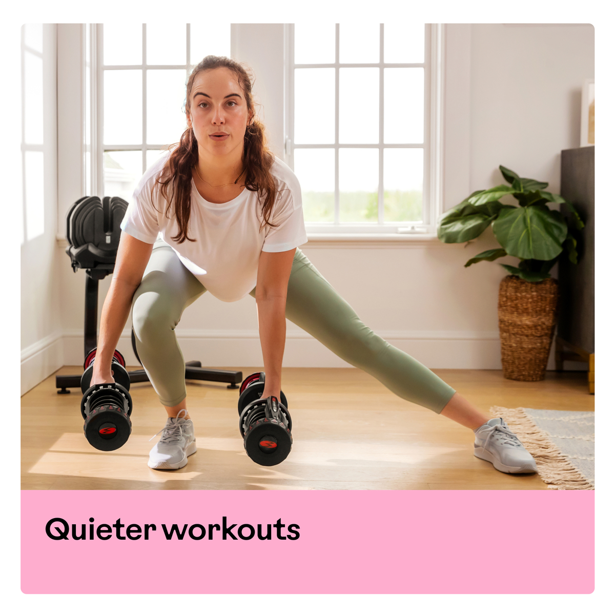 Vrouw doet lunges met dumbbells, draagt legging. Tekst 'Rustigere workouts'.