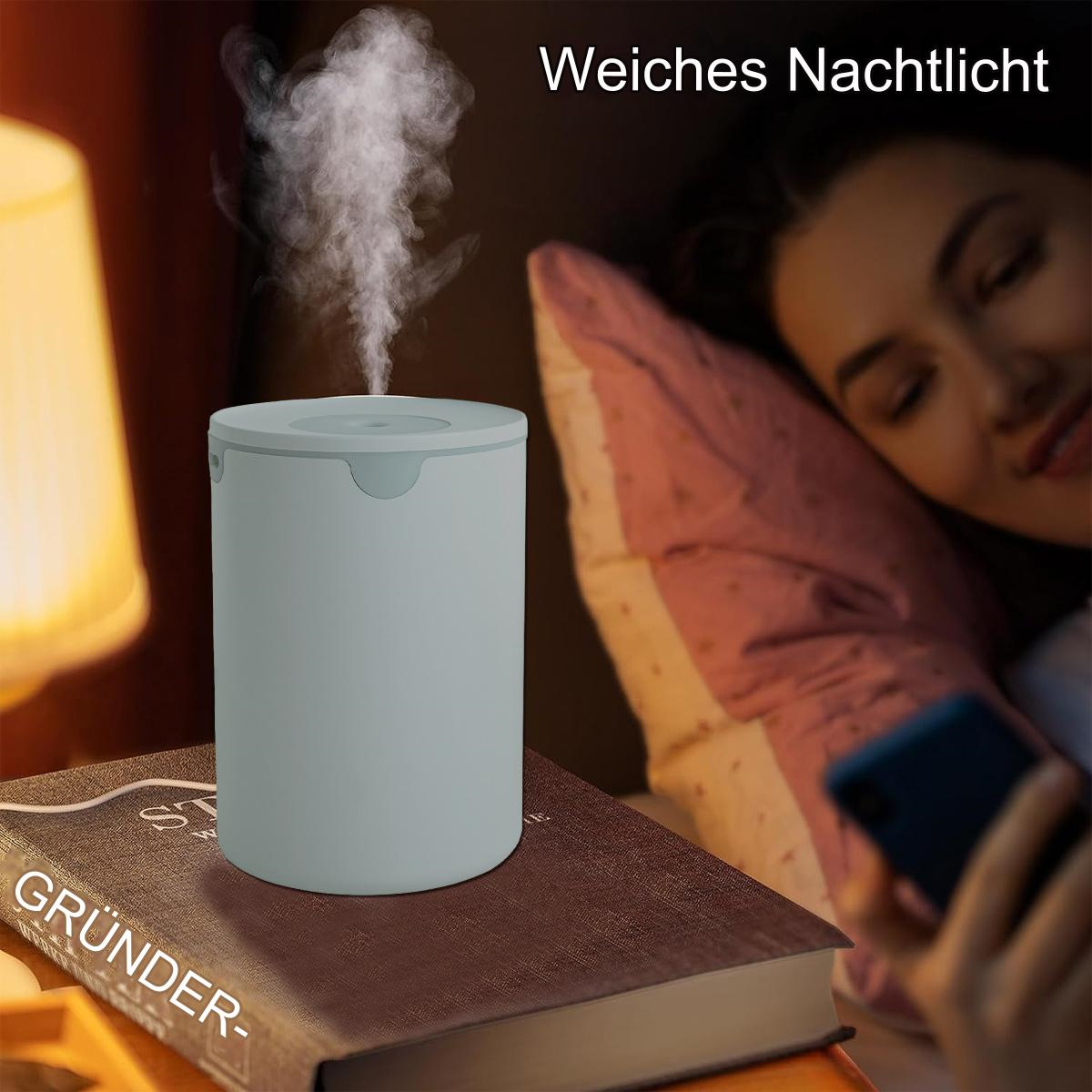 Luftbefeuchter auf einem Buch. Weißer Nebel kommt heraus. Frau schläft im Hintergrund.