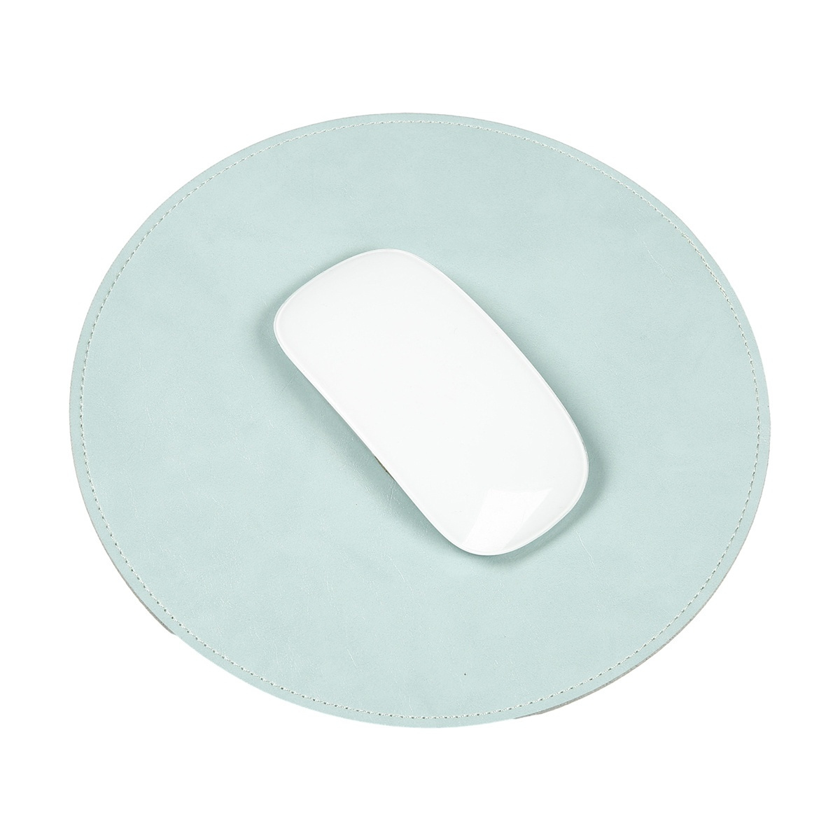 Weiße Maus auf einem hellblauen, runden Mauspad. Das Mauspad hat einen genähten Rand. Der Hintergrund ist weiß.