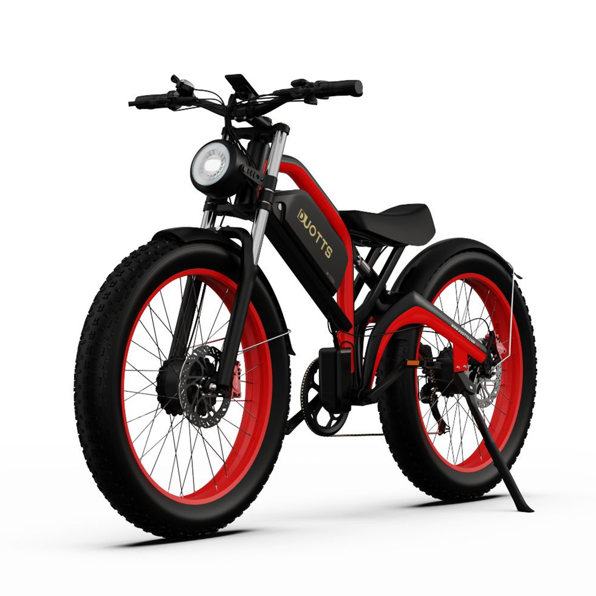 Bicicleta eléctrica roja y negra con neumáticos gruesos y faro, sobre fondo blanco.
