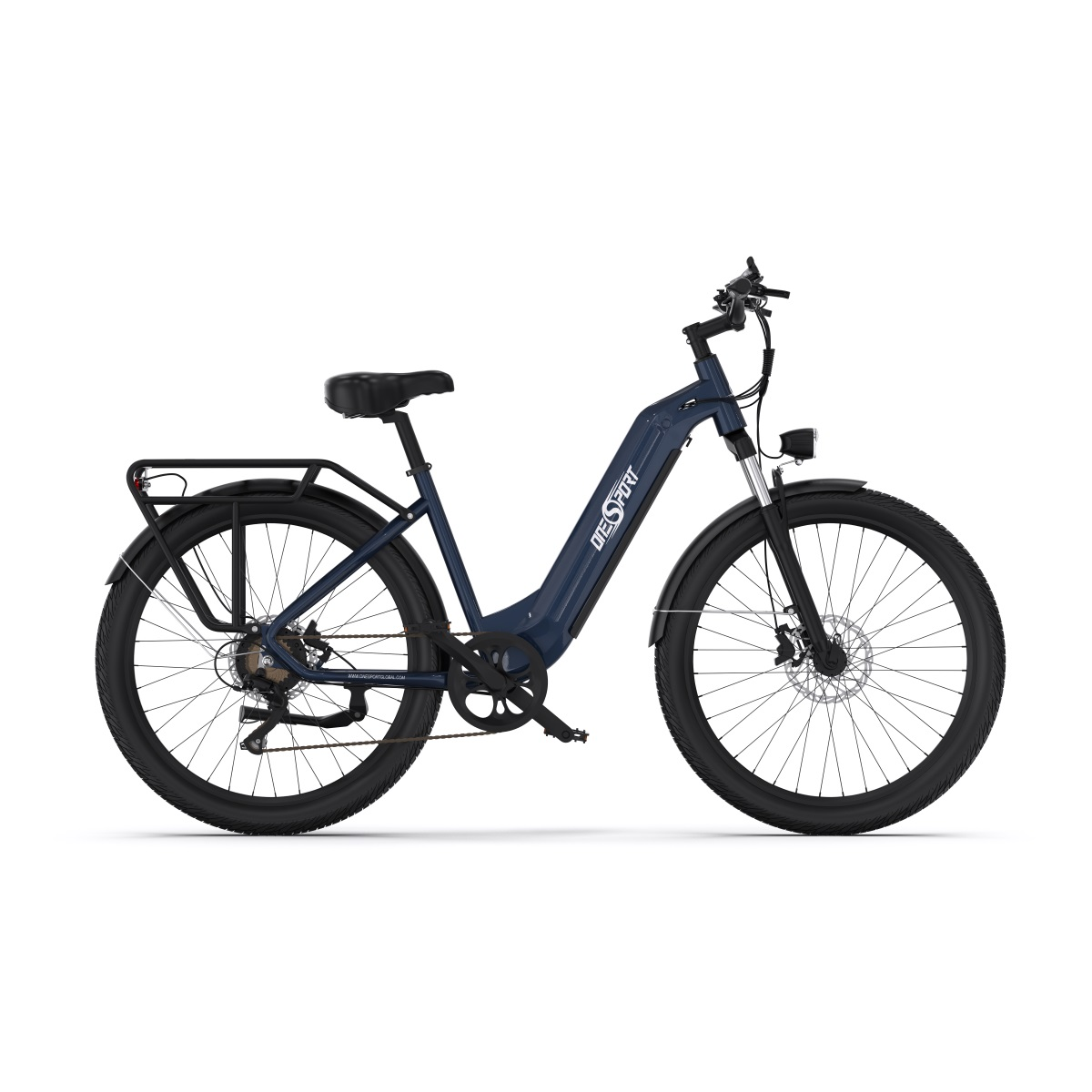 Una bici elettrica blu con portapacchi e pneumatici neri. È su sfondo bianco.