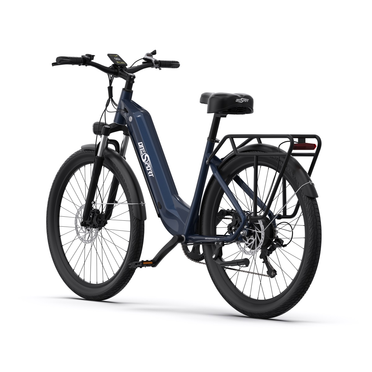 Bicicletta elettrica. Telaio blu scuro, pneumatici neri. La bici è su sfondo bianco. Portapacchi visibile.