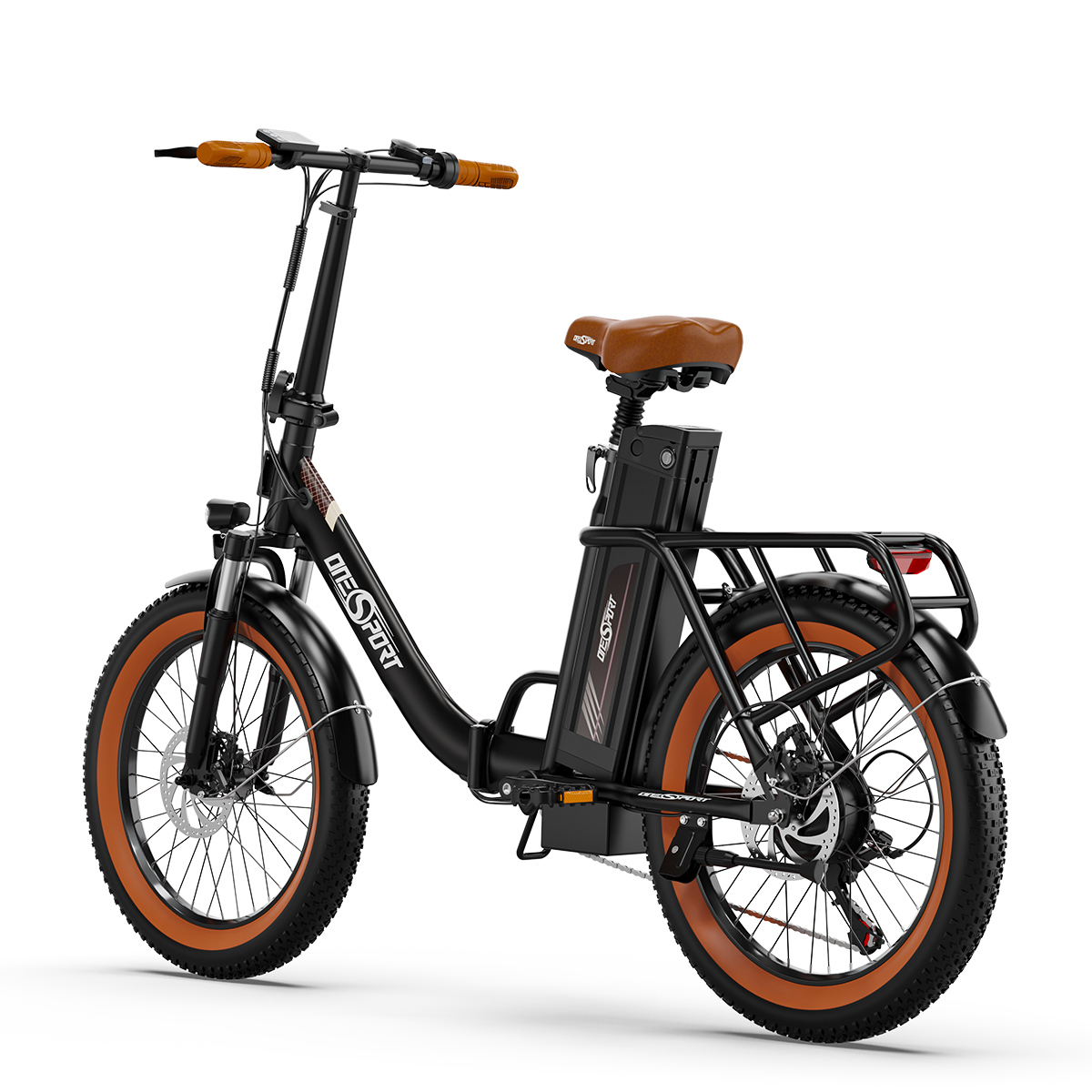 Bicicletta elettrica nera e arancione con sella marrone, su sfondo bianco.