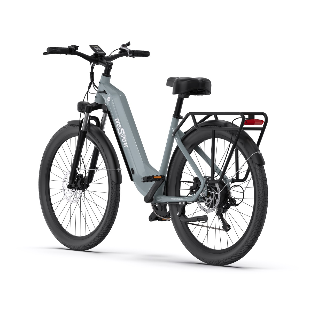 Bicicletta elettrica grigia, pneumatici neri, parafanghi, portapacchi. Sfondo bianco. Manubrio e sedile visibili.