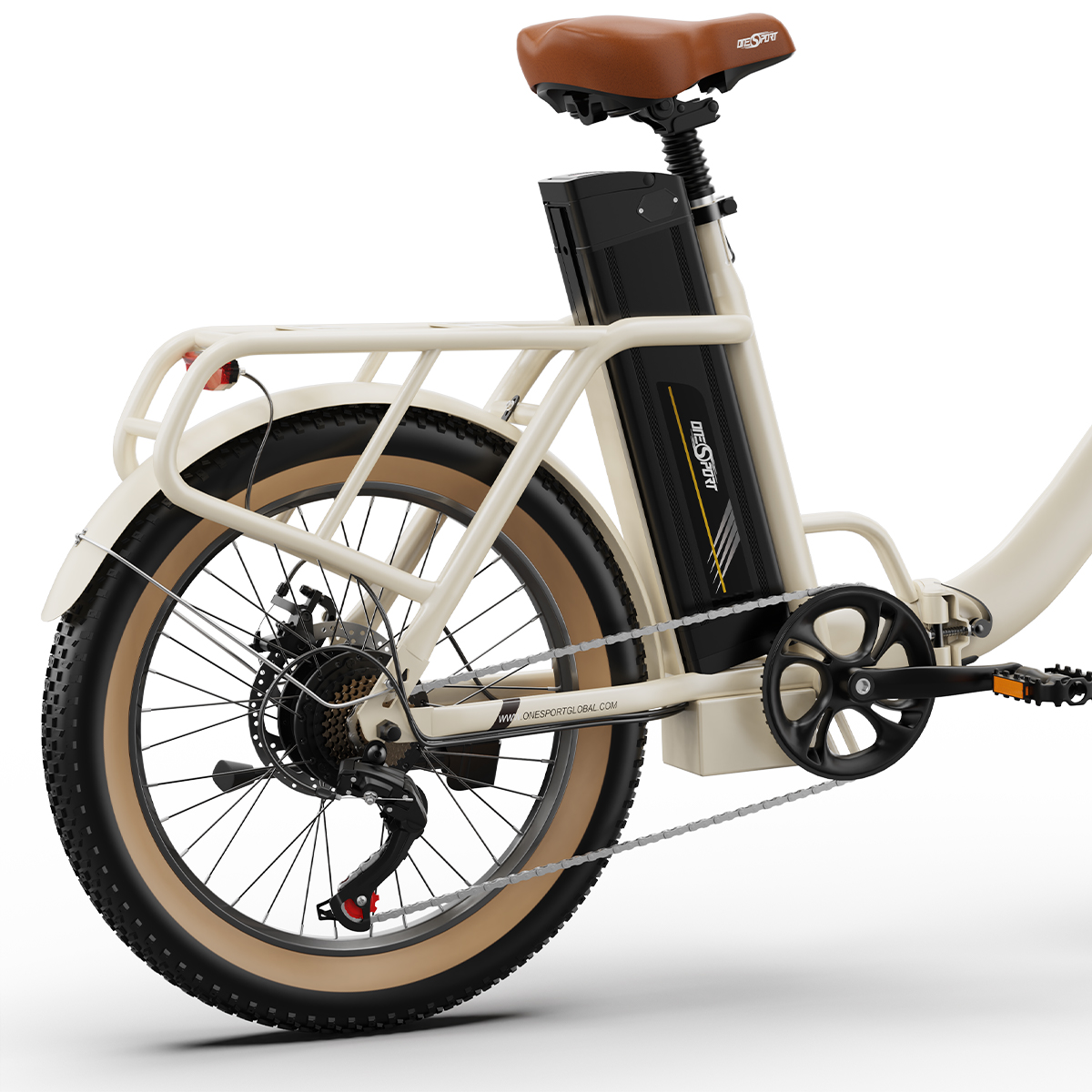 Una bici elettrica color crema con sella marrone e pneumatici color cachi. La bici è mostrata da dietro e di lato.