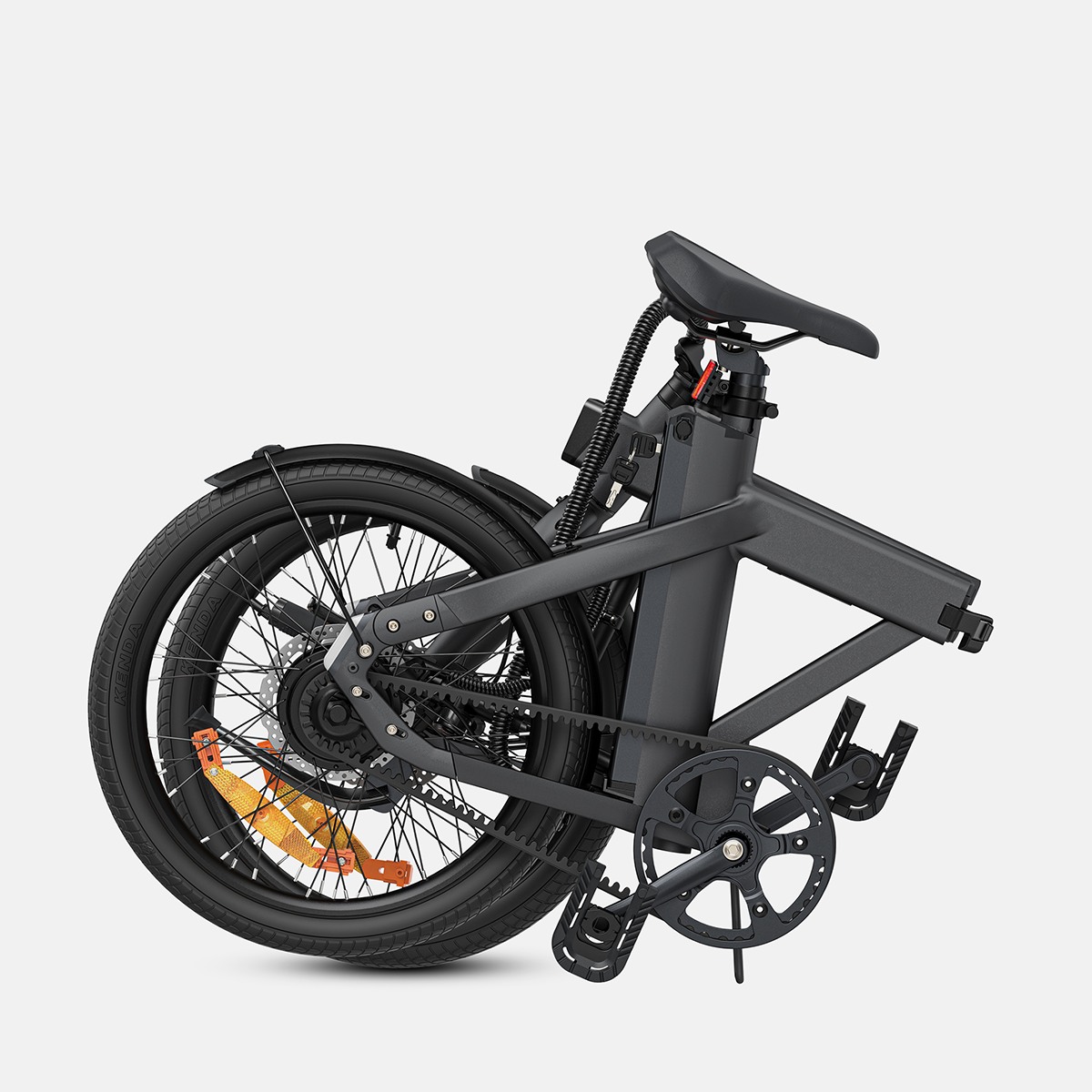 Złożony czarny rower elektryczny na białym tle, pokazujący koła, pedały i siodełko.