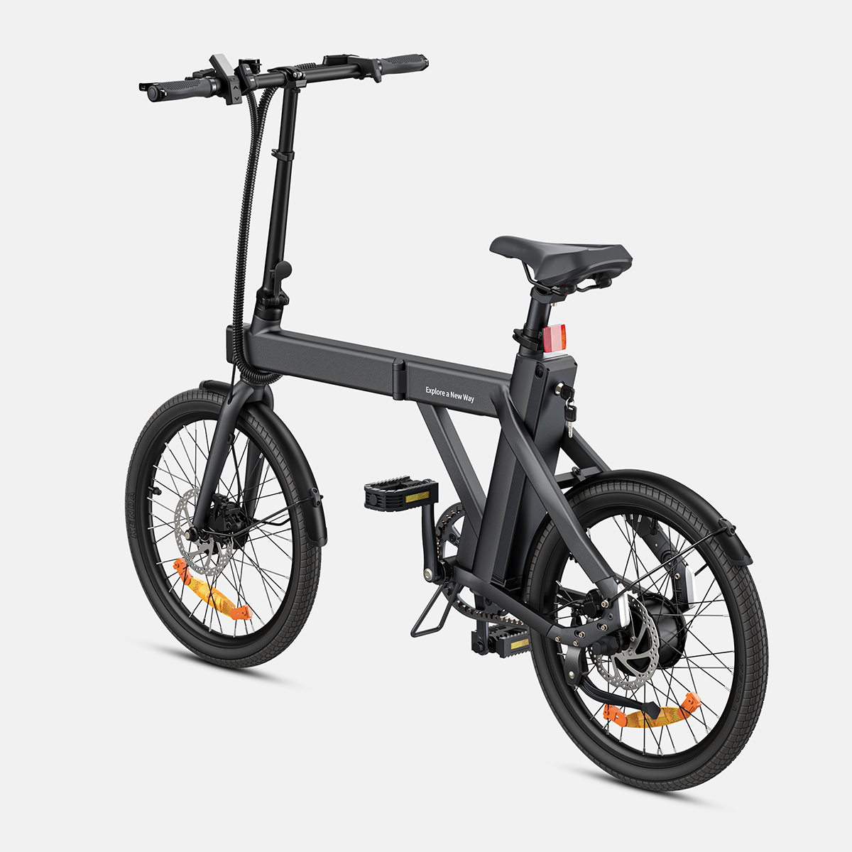 Czarny składany rower elektryczny z czarną ramą, kołami i siodełkiem.