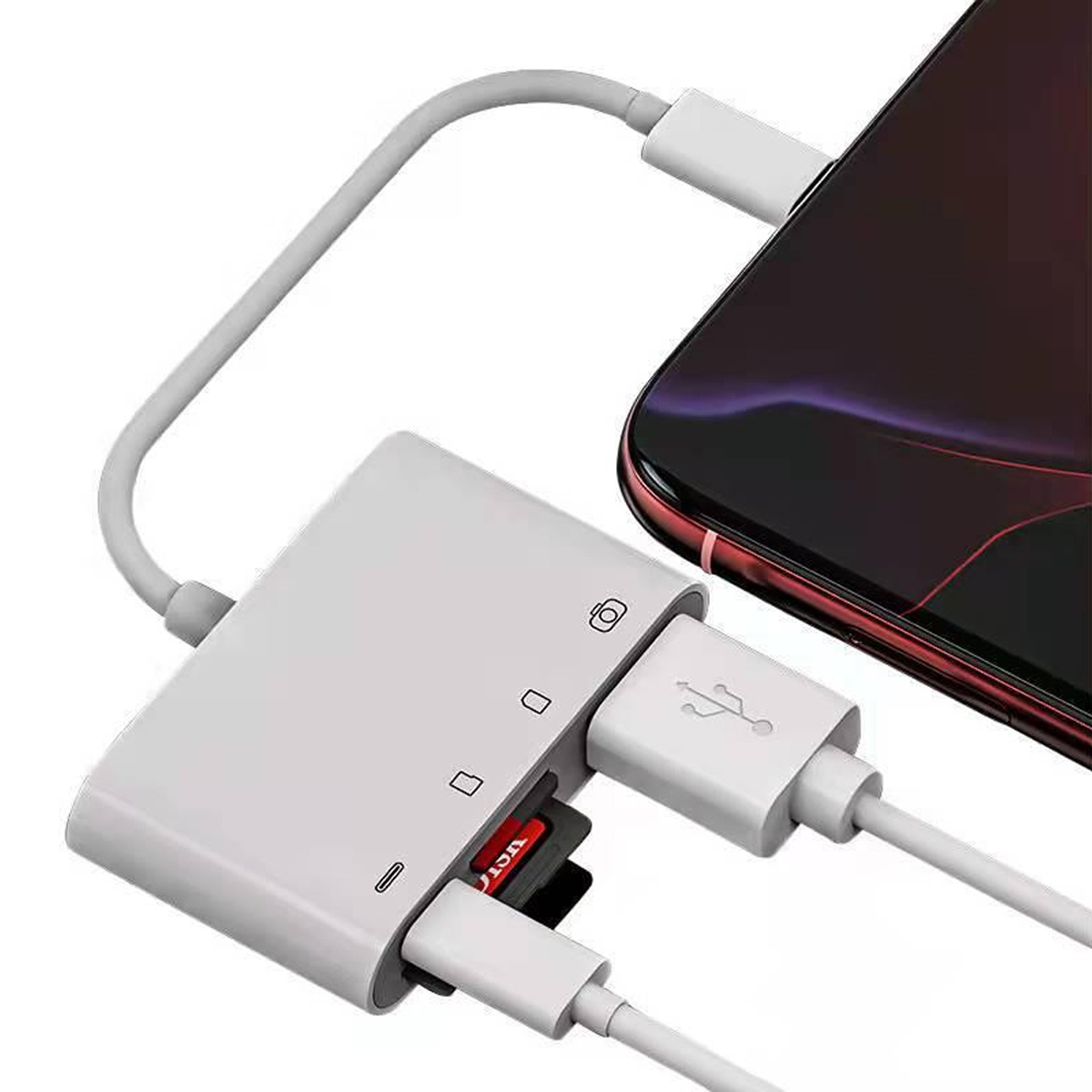 Weißer Adapter mit USB-, USB-C- und SD-Kartensteckplätzen, der mit einem Telefon verbunden ist.