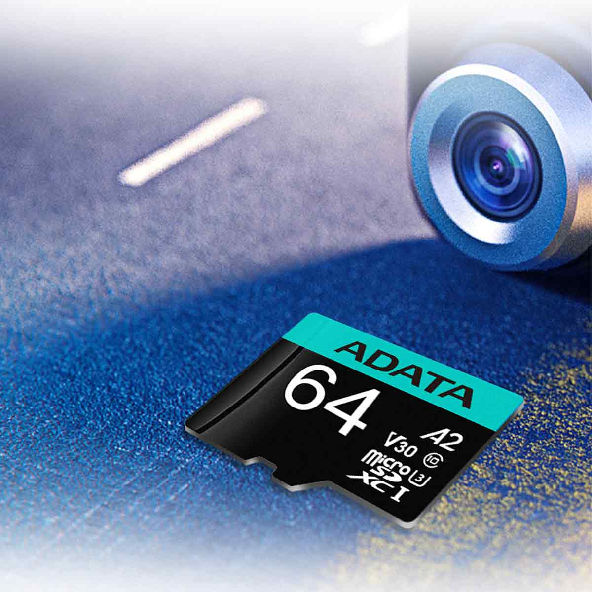 ADATA 64GB microSD-Karte, blauer Hintergrund und eine Autokamera.
