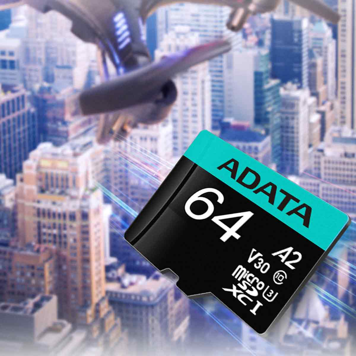 Schwarze und türkis ADATA 64GB Micro-SD-Karte, Stadtlandschaft und Drohne im Hintergrund.