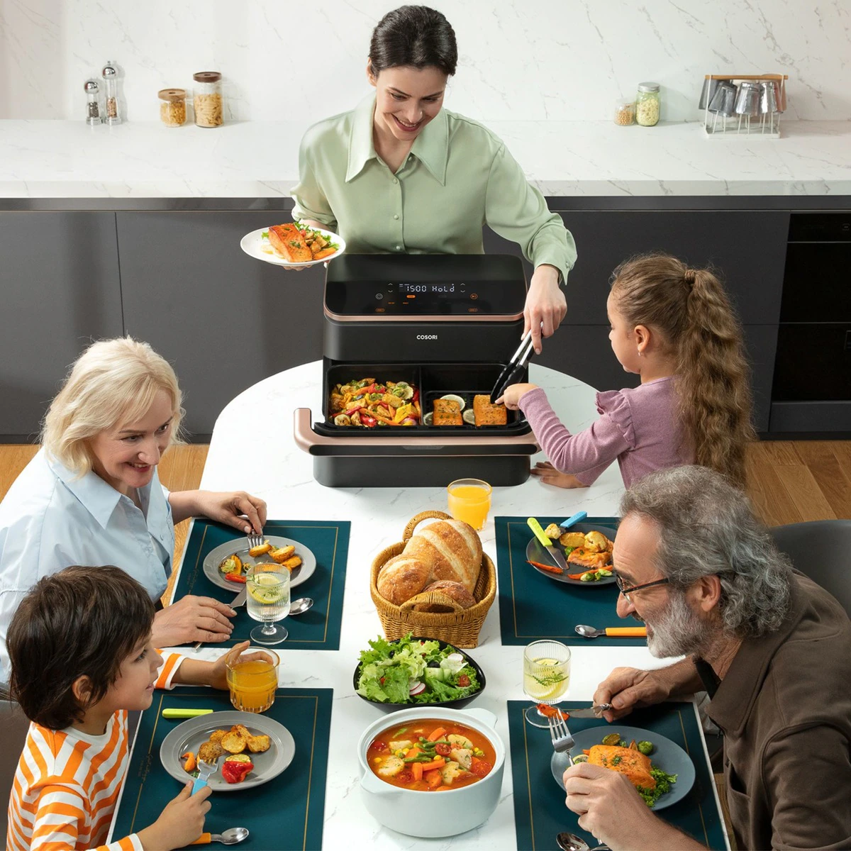 Srebrny laptop z interfejsem Windows 11, otwarty pod kątem, na białym tle.