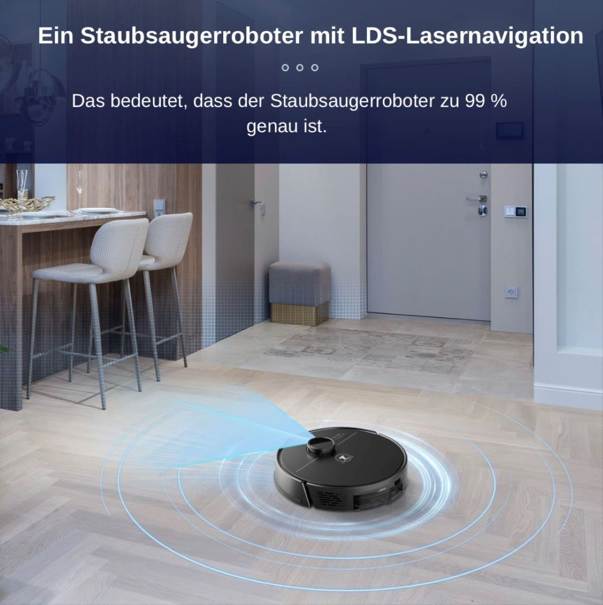 Ein Roboter-Staubsauger reinigt einen Holzboden, im Hintergrund eine Küche und Hocker.