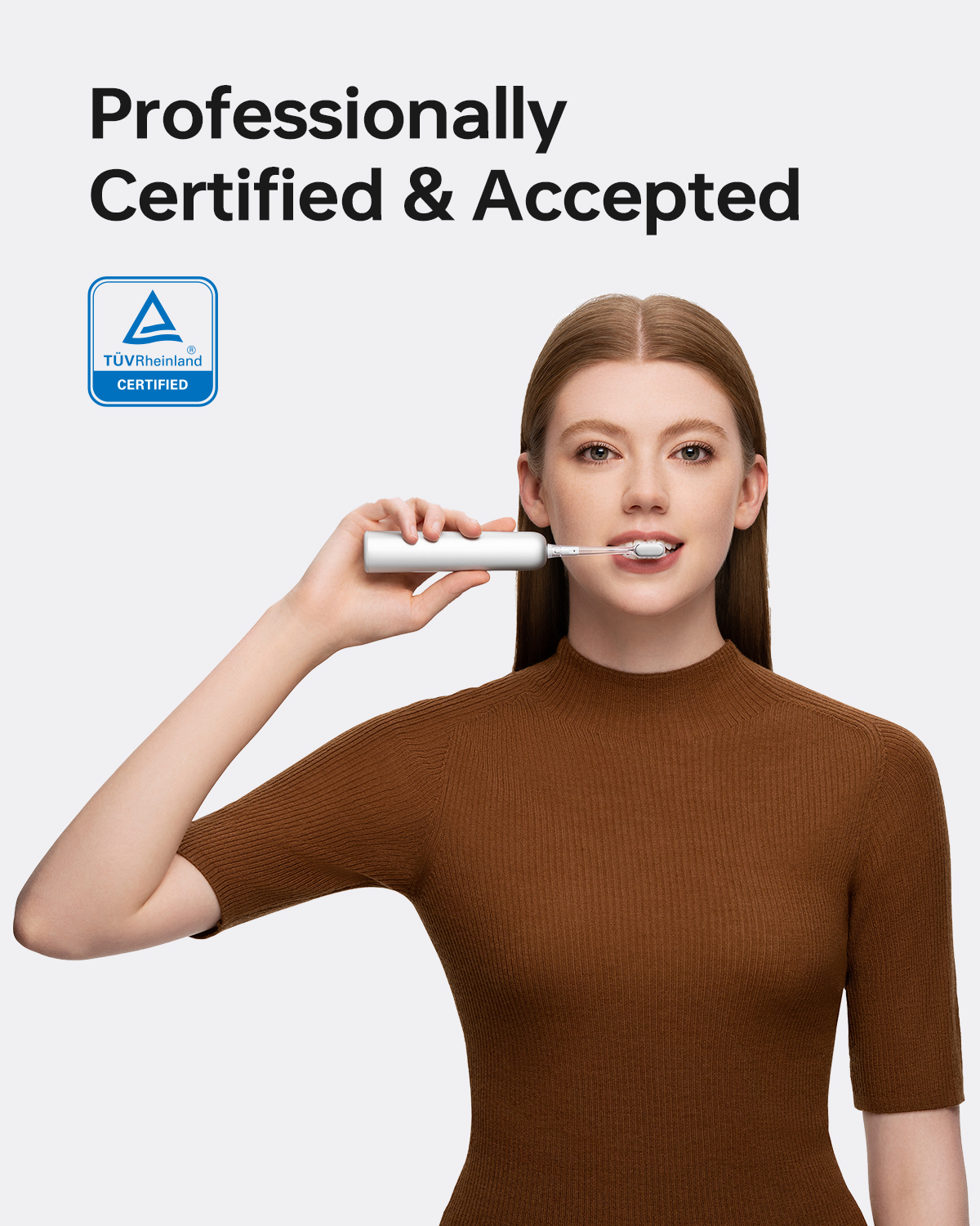 Kobieta w brązowej bluzce myje zęby białą szczoteczką. Tekst: „Profesjonalnie Certyfikowany i Akceptowany”.