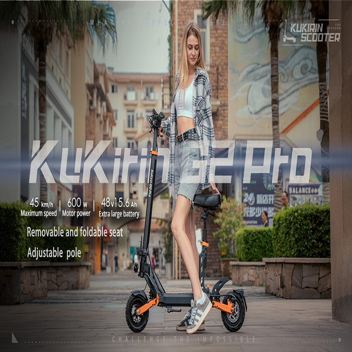 Kobieta stojąca obok czarno-pomarańczowej hulajnogi elektrycznej. Hulajnoga ma siedzenie.