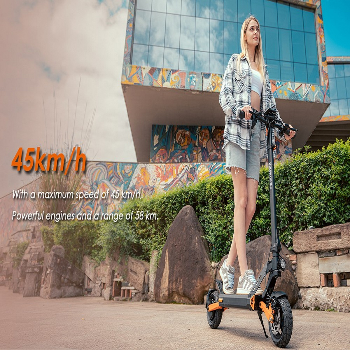 Kobieta na hulajnodze elektrycznej, tekst wskazujący prędkość i zasięg.