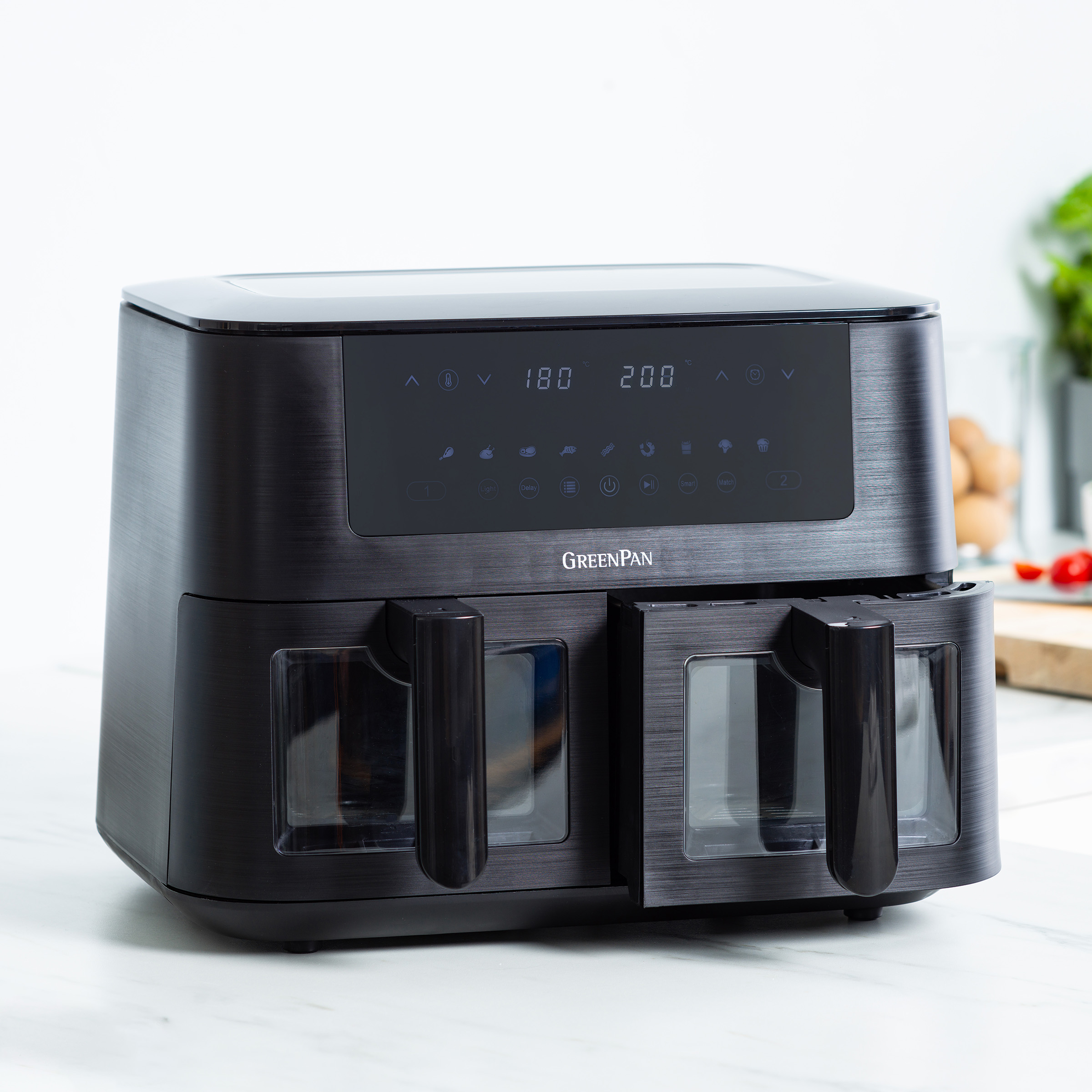 Schwarze Doppel-Heißluftfritteuse mit Digitalanzeige.