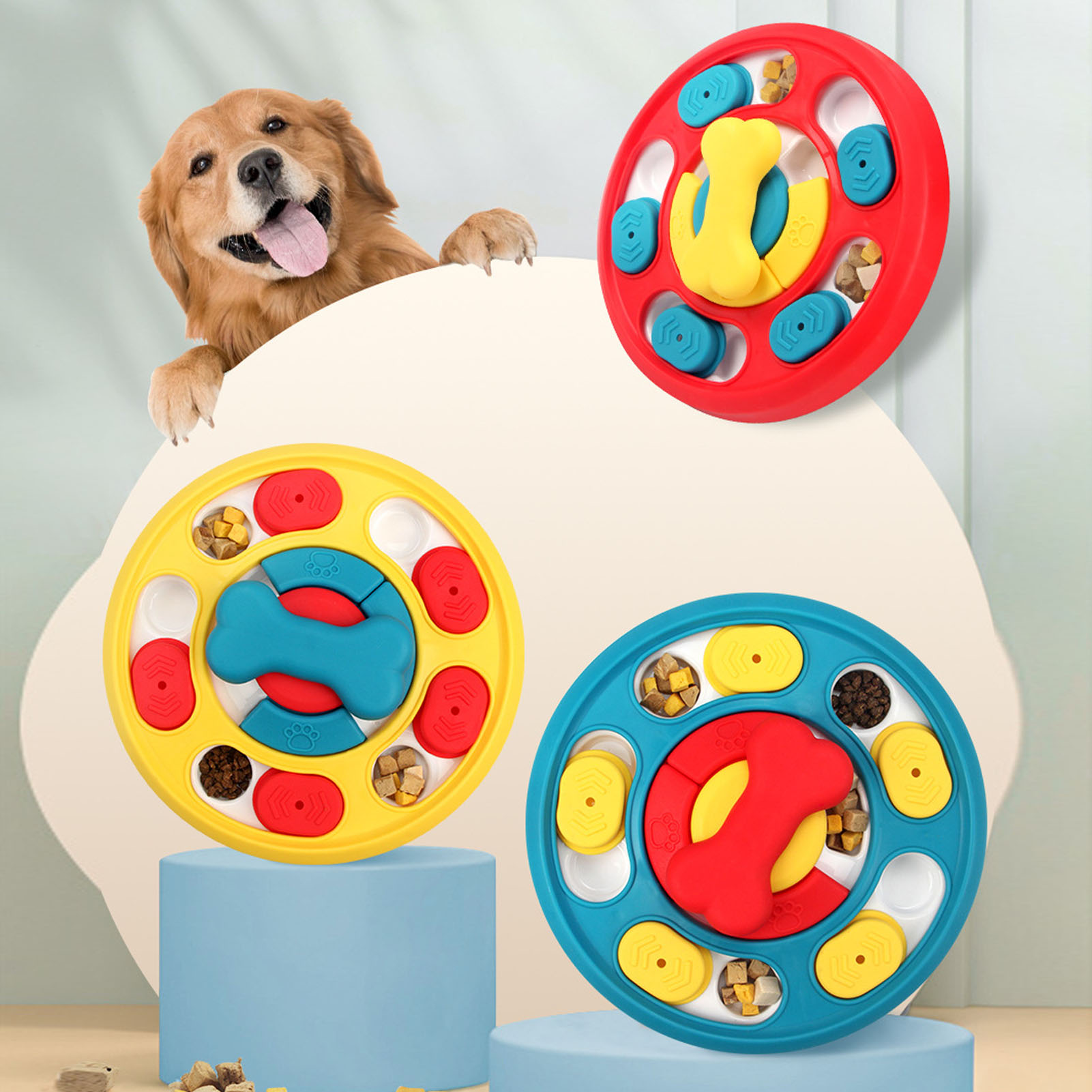 Hund schaut über eine beige Oberfläche, drei Hundepuzzles in Rot, Gelb und Blau mit Leckerlis.