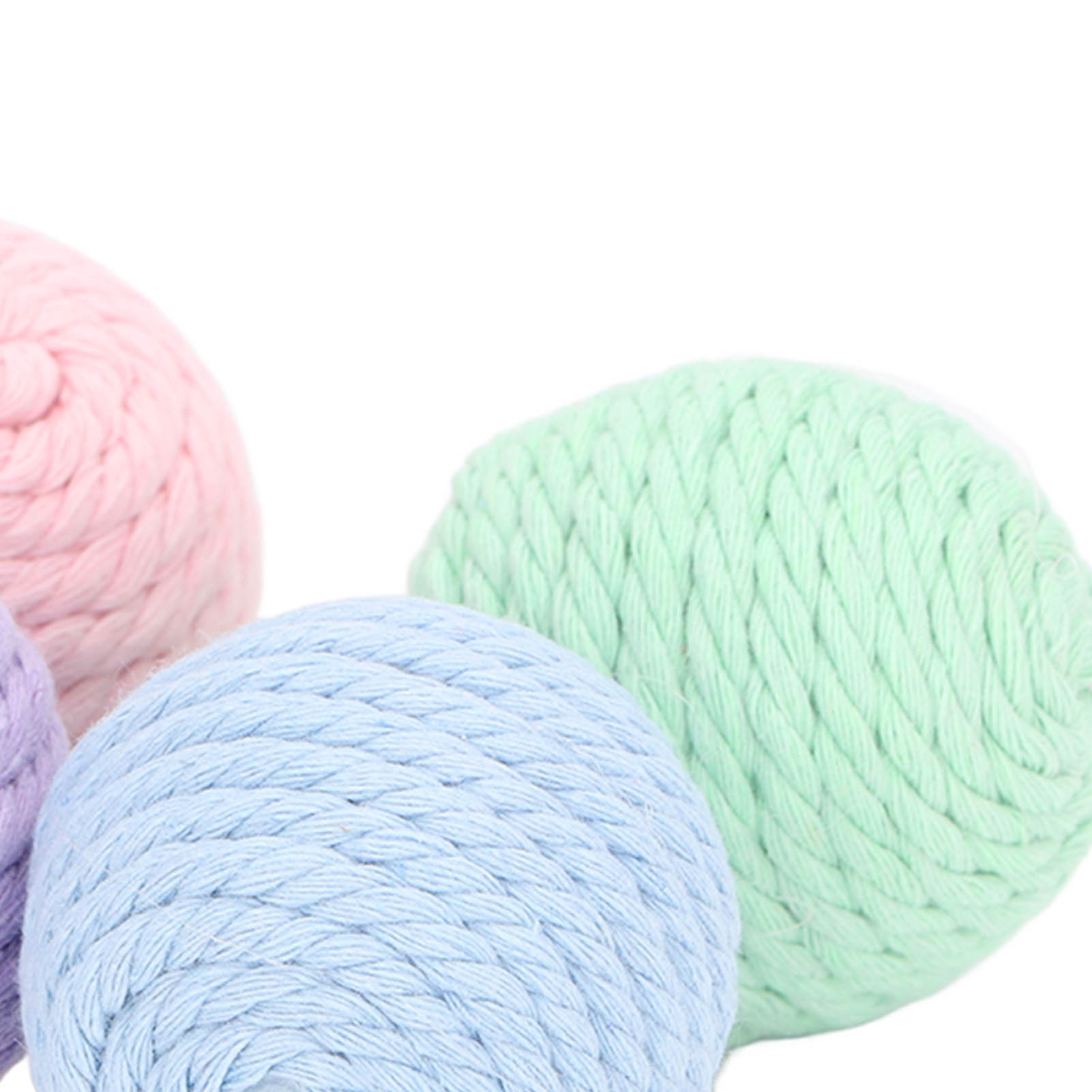 Nahaufnahme von bunten Garnkugeln: rosa, blau, grün und lila. Weißer Hintergrund.