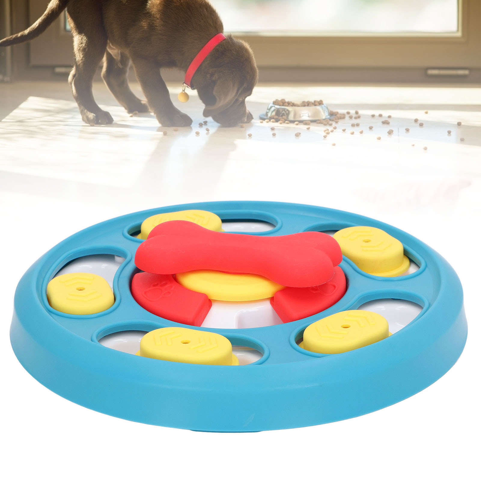 Hundepuzzle-Spielzeug mit Hund und Futternapf im Hintergrund. Das Spielzeug hat rote und gelbe Teile.