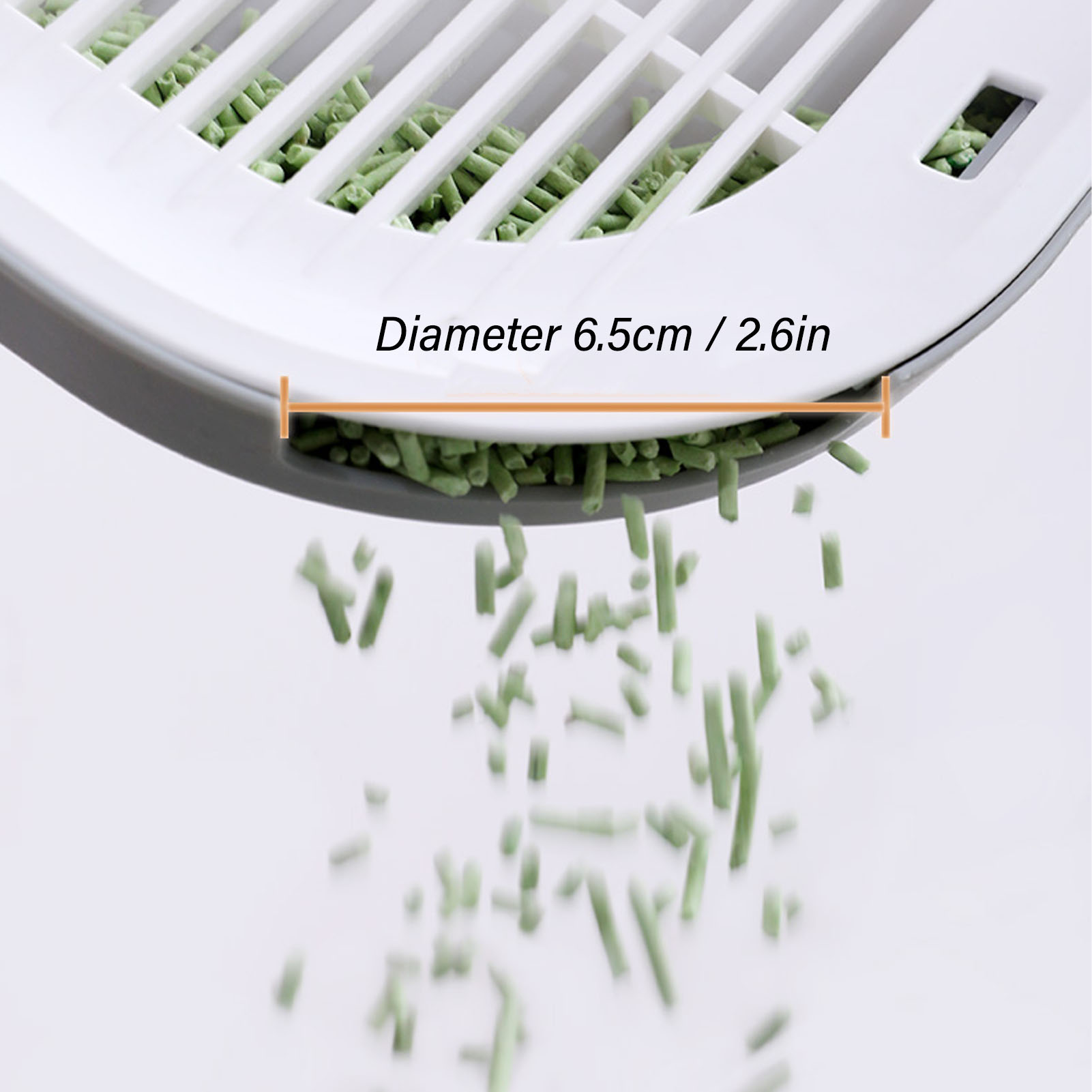 Grüne Streupellets fallen von einer weißen Schale. Die Schale ist geneigt, die Pellets sind in der Luft.