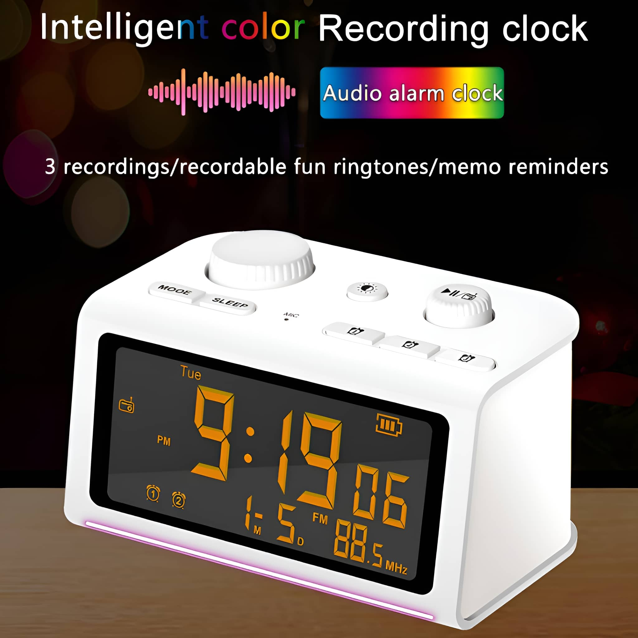 Weiße Digitaluhr mit orangefarbenen Zahlen, die die Zeit und die Radiofrequenz auf schwarzem Hintergrund anzeigt.