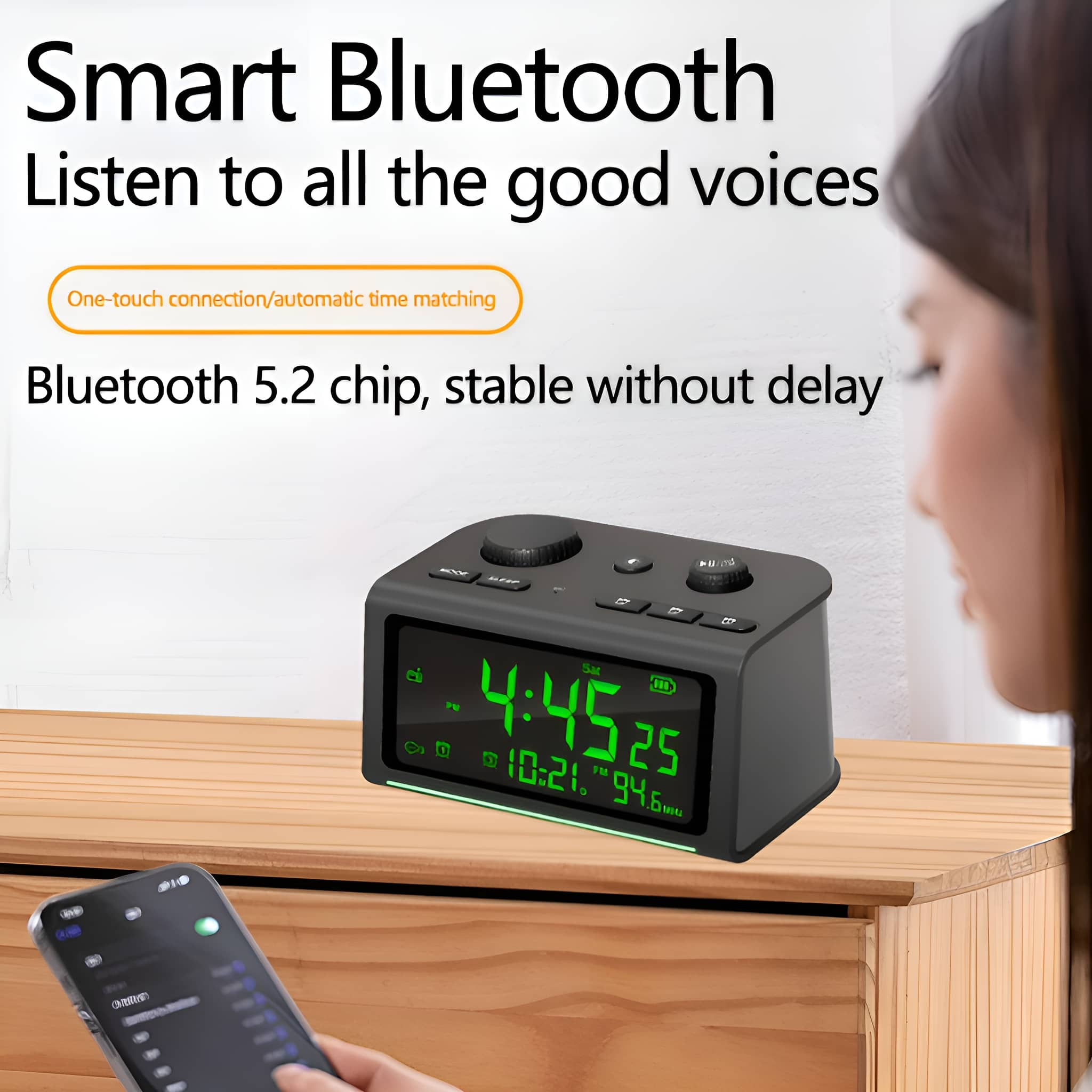 Ein schwarzer digitaler Wecker mit grünen Ziffern. Die Hand einer Frau hält ein Telefon in der Nähe der Uhr.