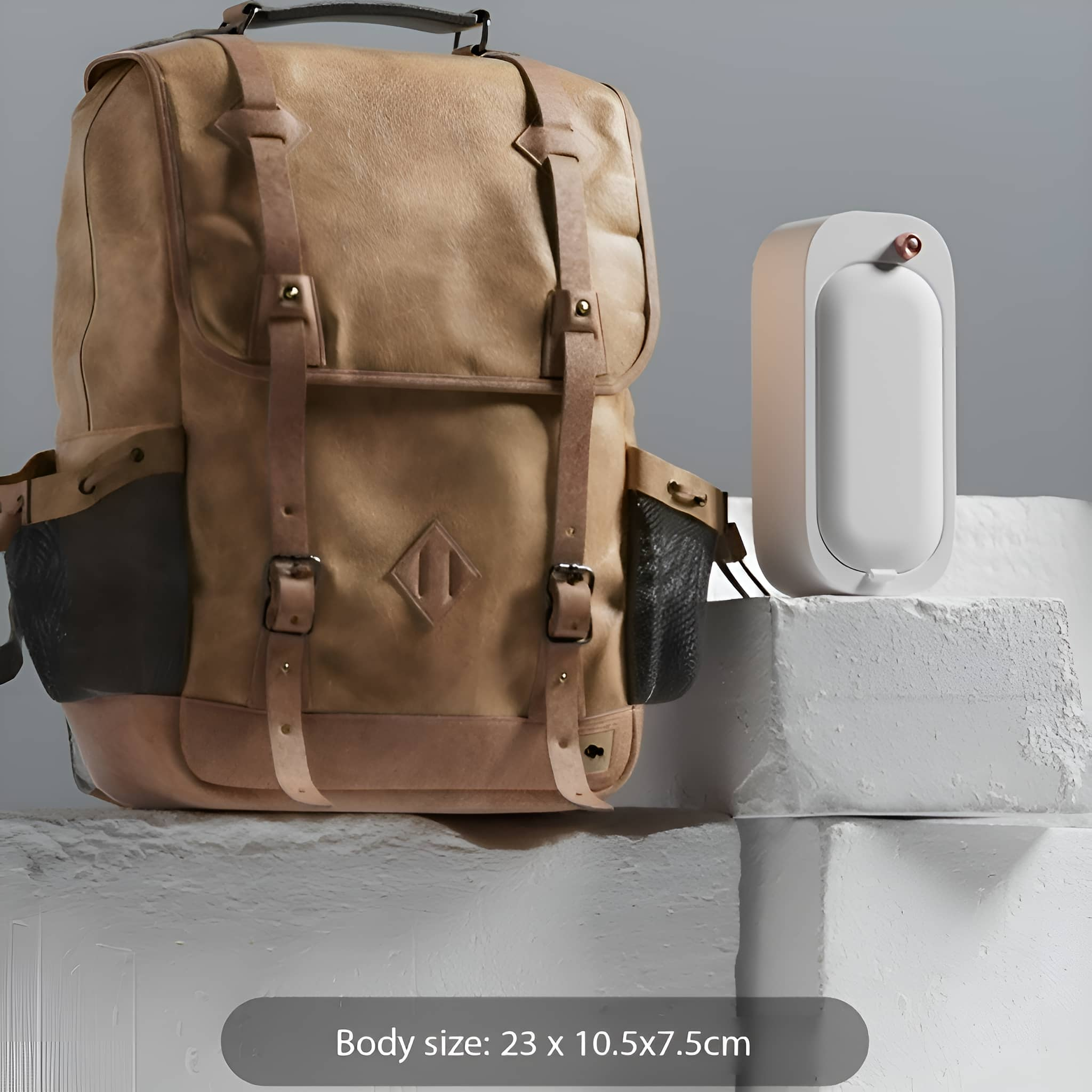 Ein brauner Rucksack neben einer weißen, tragbaren Klimaanlage auf weißer Oberfläche.